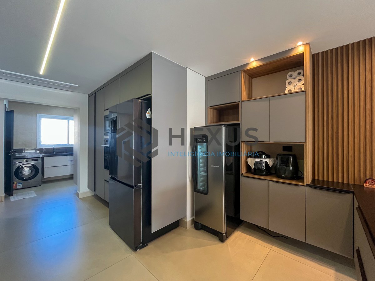 Foto 16 de Apartamento reformado com varanda vista mar e lazer na beira mar da Praia das Pitangueiras, Guarujá