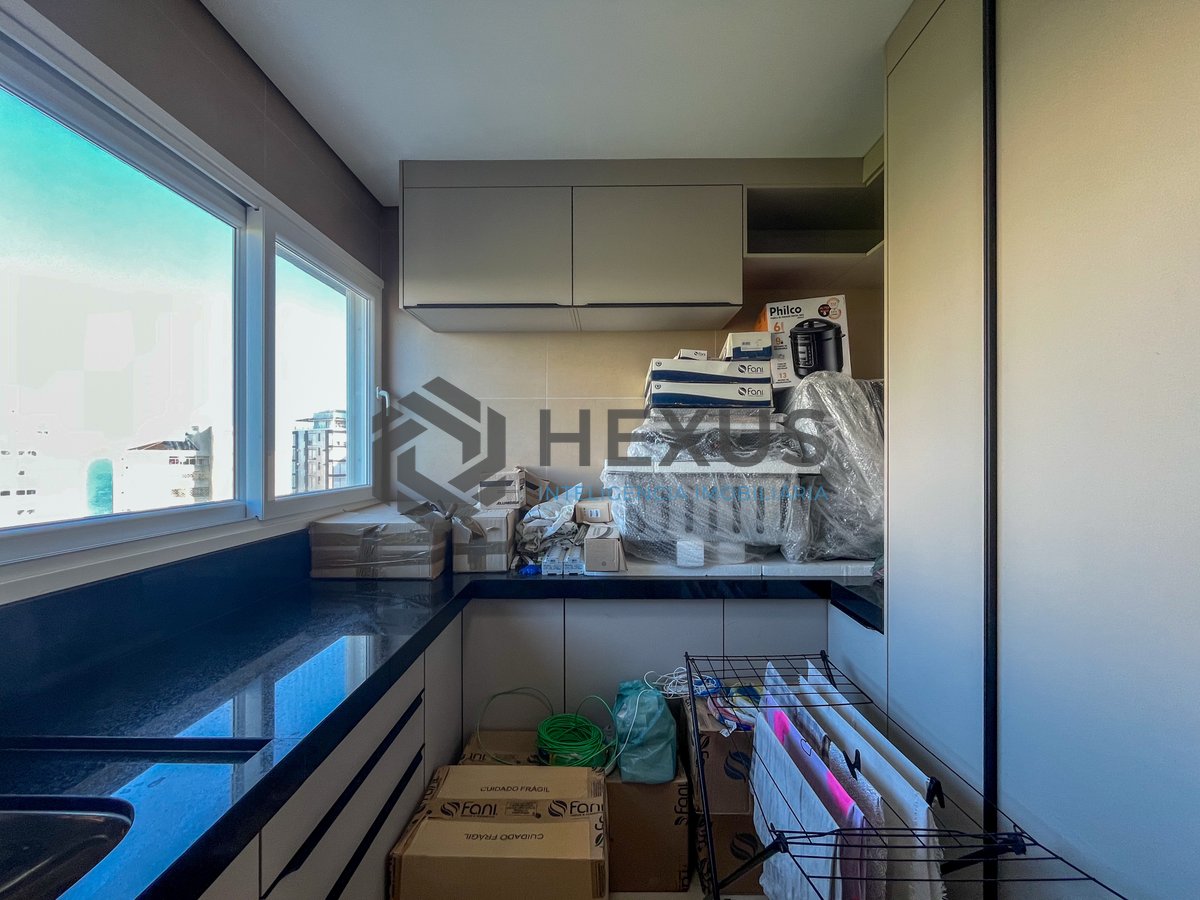 Foto 19 de Apartamento reformado com varanda vista mar e lazer na beira mar da Praia das Pitangueiras, Guarujá