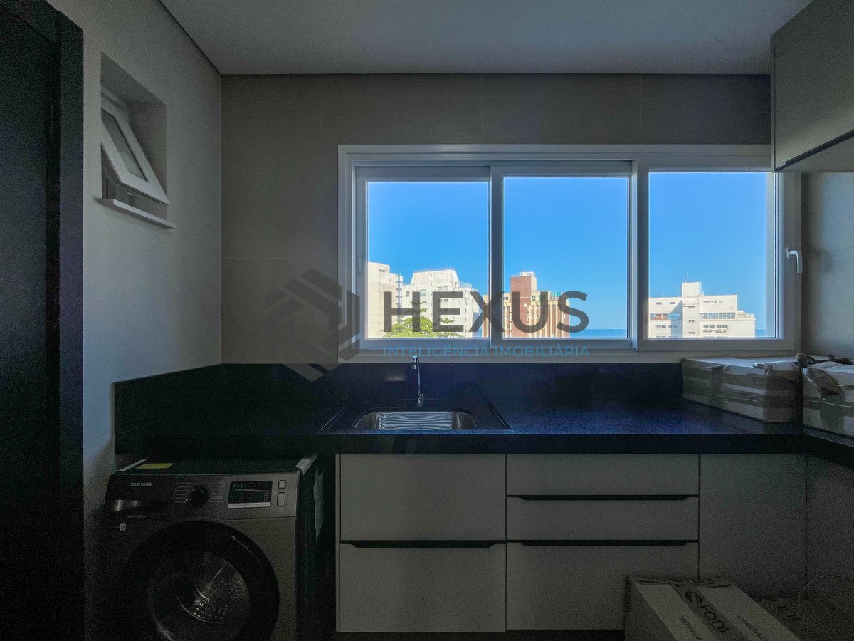 Foto 20 de Apartamento reformado com varanda vista mar e lazer na beira mar da Praia das Pitangueiras, Guarujá