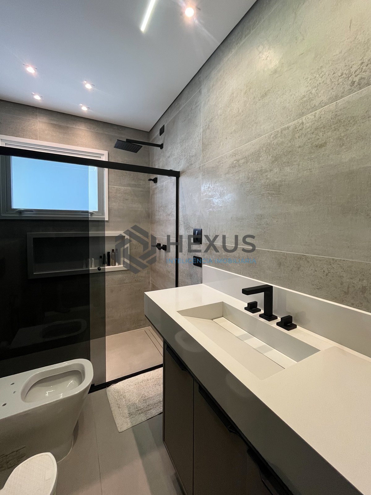 Foto 30 de Apartamento reformado com varanda vista mar e lazer na beira mar da Praia das Pitangueiras, Guarujá