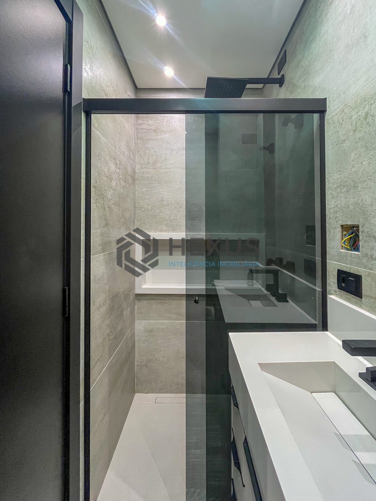 Foto 36 de Apartamento reformado com varanda vista mar e lazer na beira mar da Praia das Pitangueiras, Guarujá
