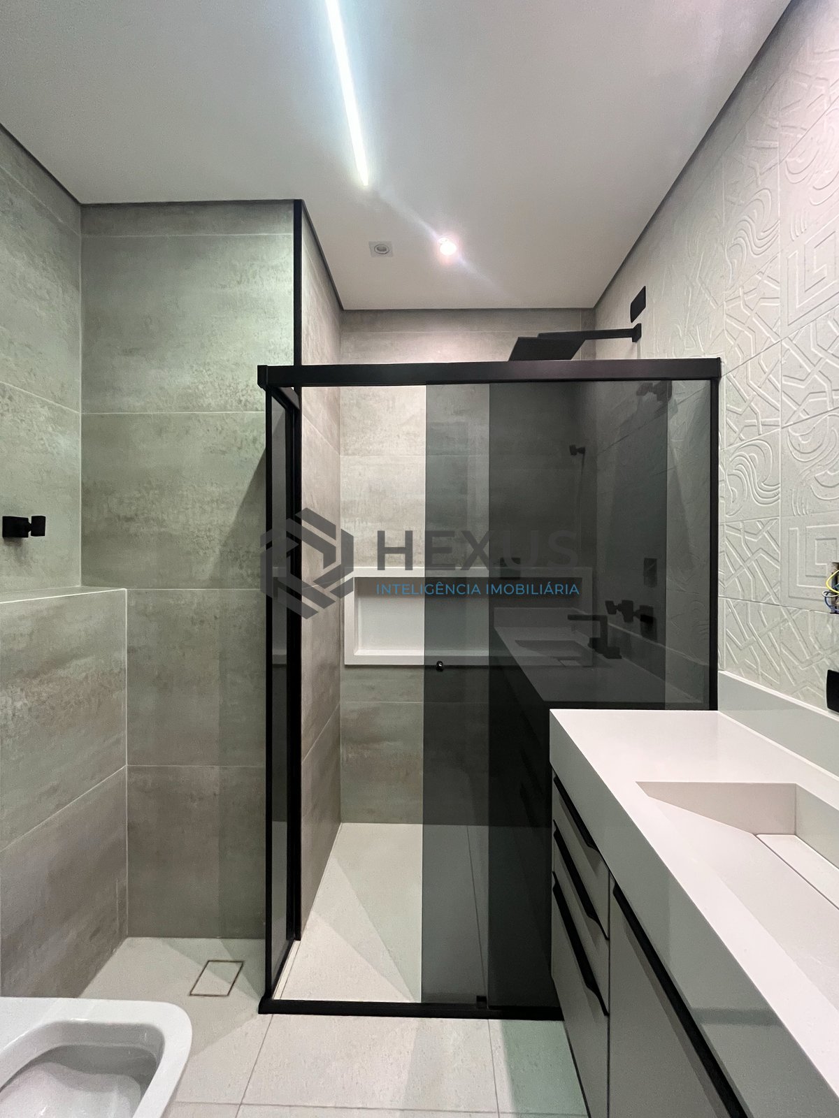 Foto 41 de Apartamento reformado com varanda vista mar e lazer na beira mar da Praia das Pitangueiras, Guarujá