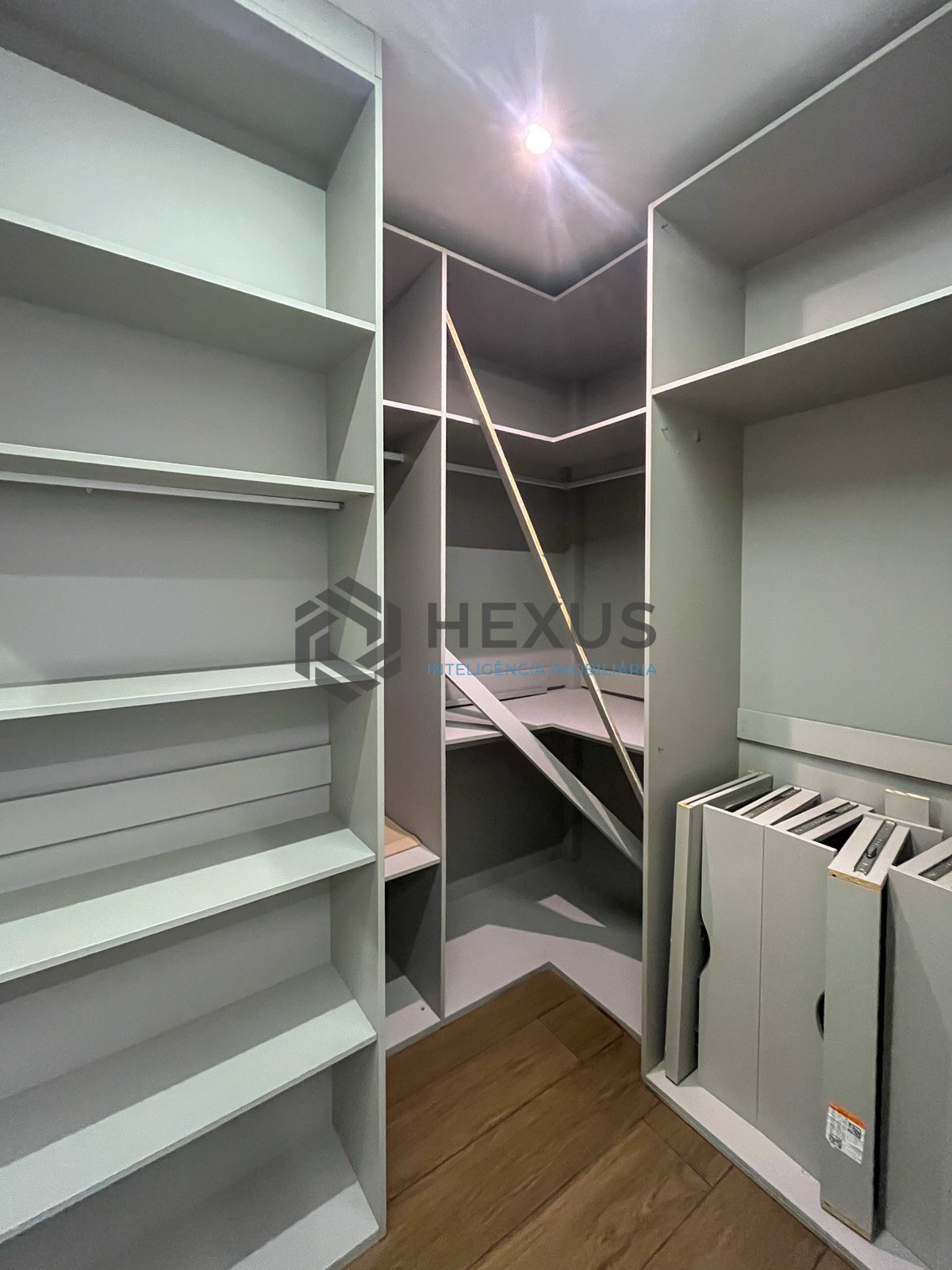 Foto 47 de Apartamento reformado com varanda vista mar e lazer na beira mar da Praia das Pitangueiras, Guarujá