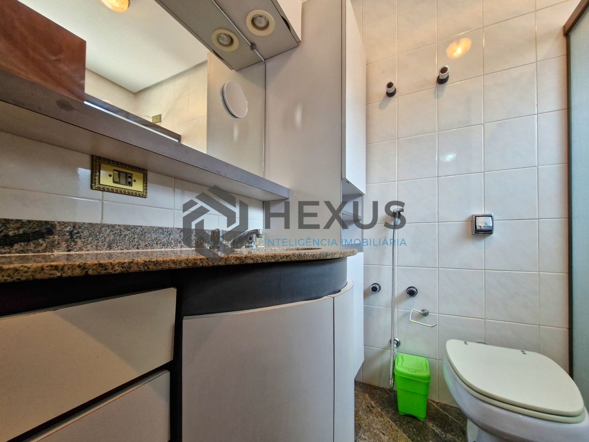 Foto 13 de Apartamento com varanda a 250m da praia nas Pitangueiras, Guarujá