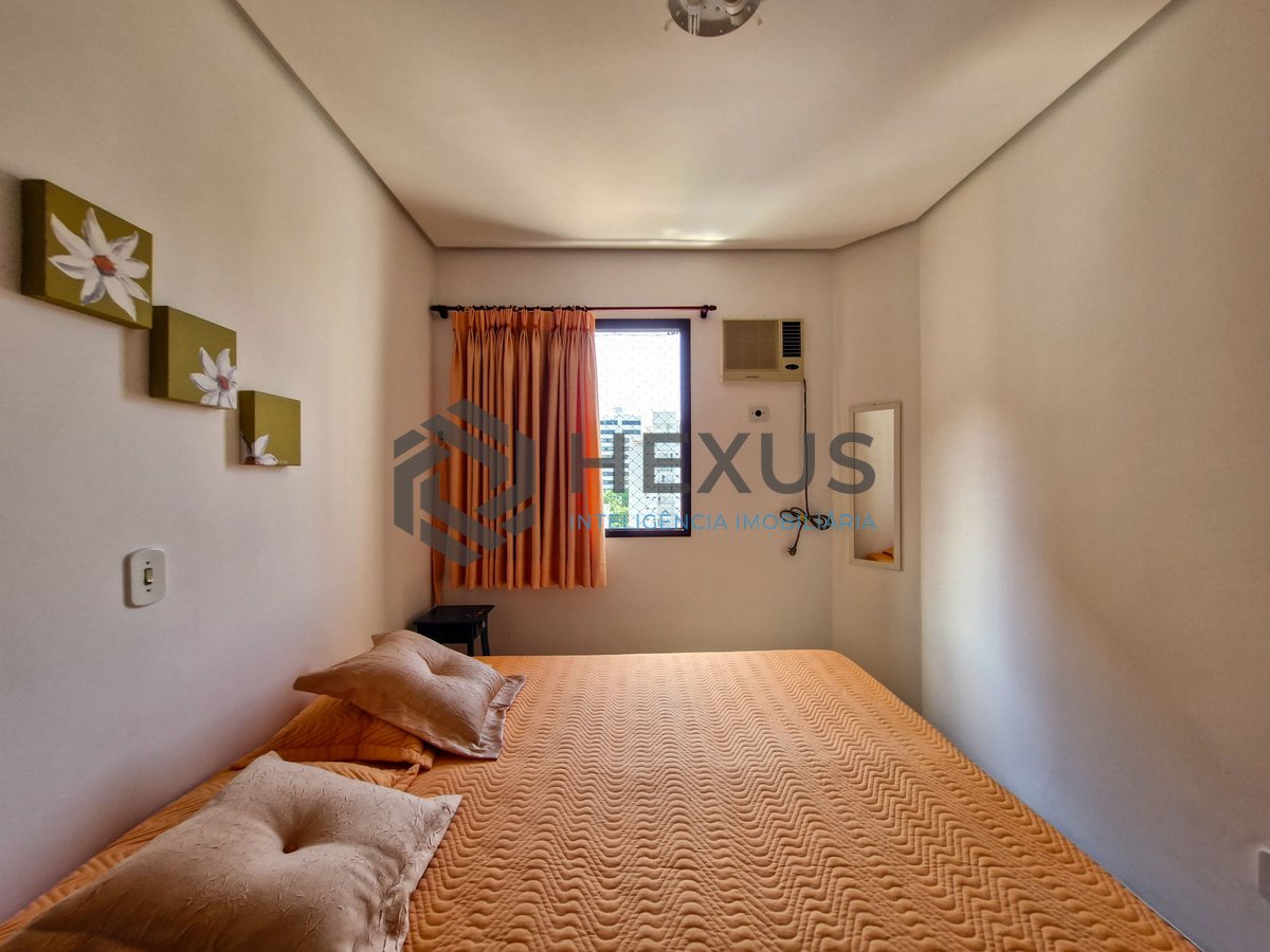 Foto 16 de Apartamento com varanda a 250m da praia nas Pitangueiras, Guarujá