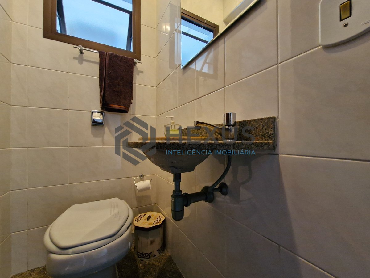Foto 21 de Apartamento com varanda a 250m da praia nas Pitangueiras, Guarujá