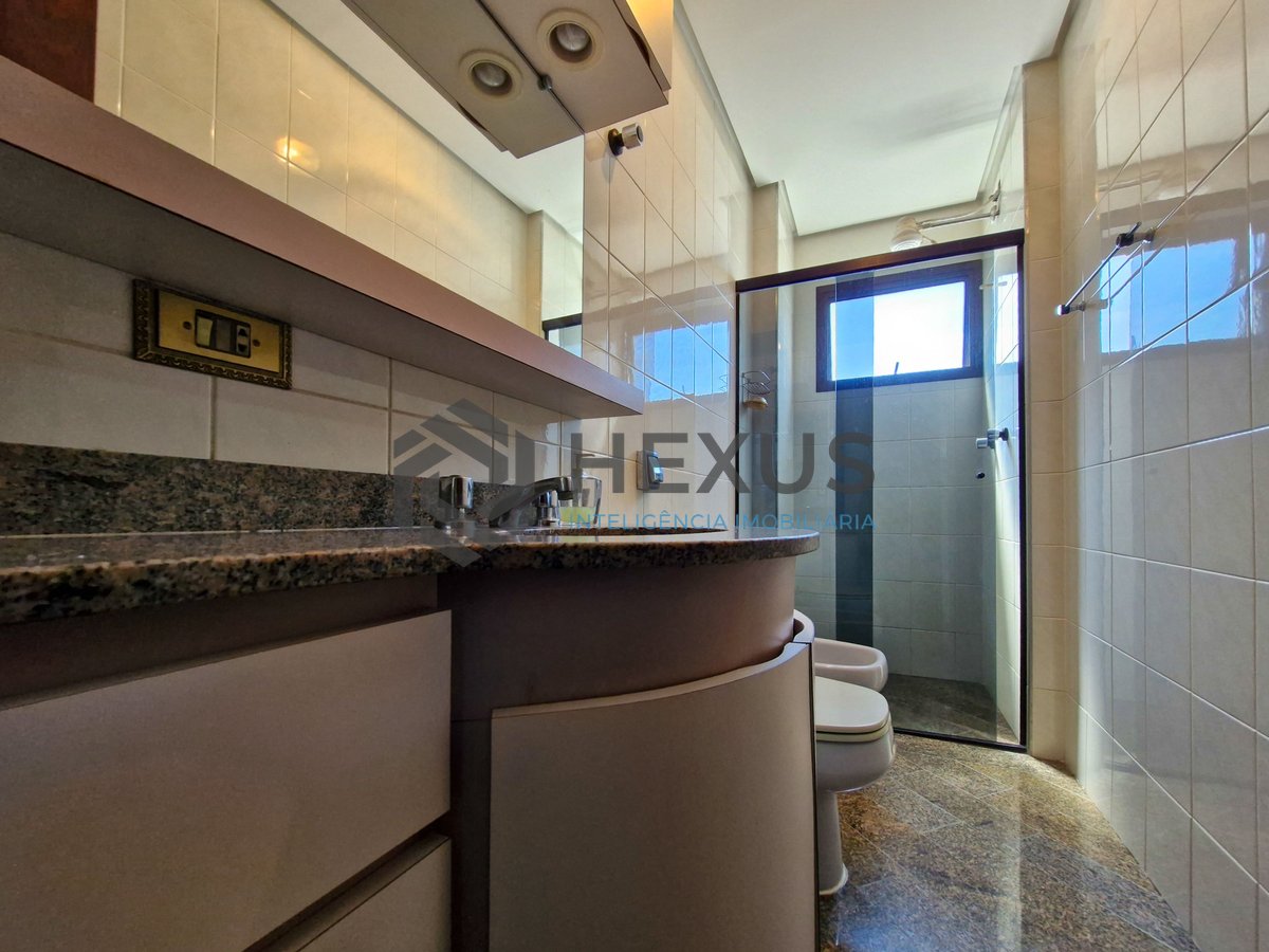Foto 22 de Apartamento com varanda a 250m da praia nas Pitangueiras, Guarujá