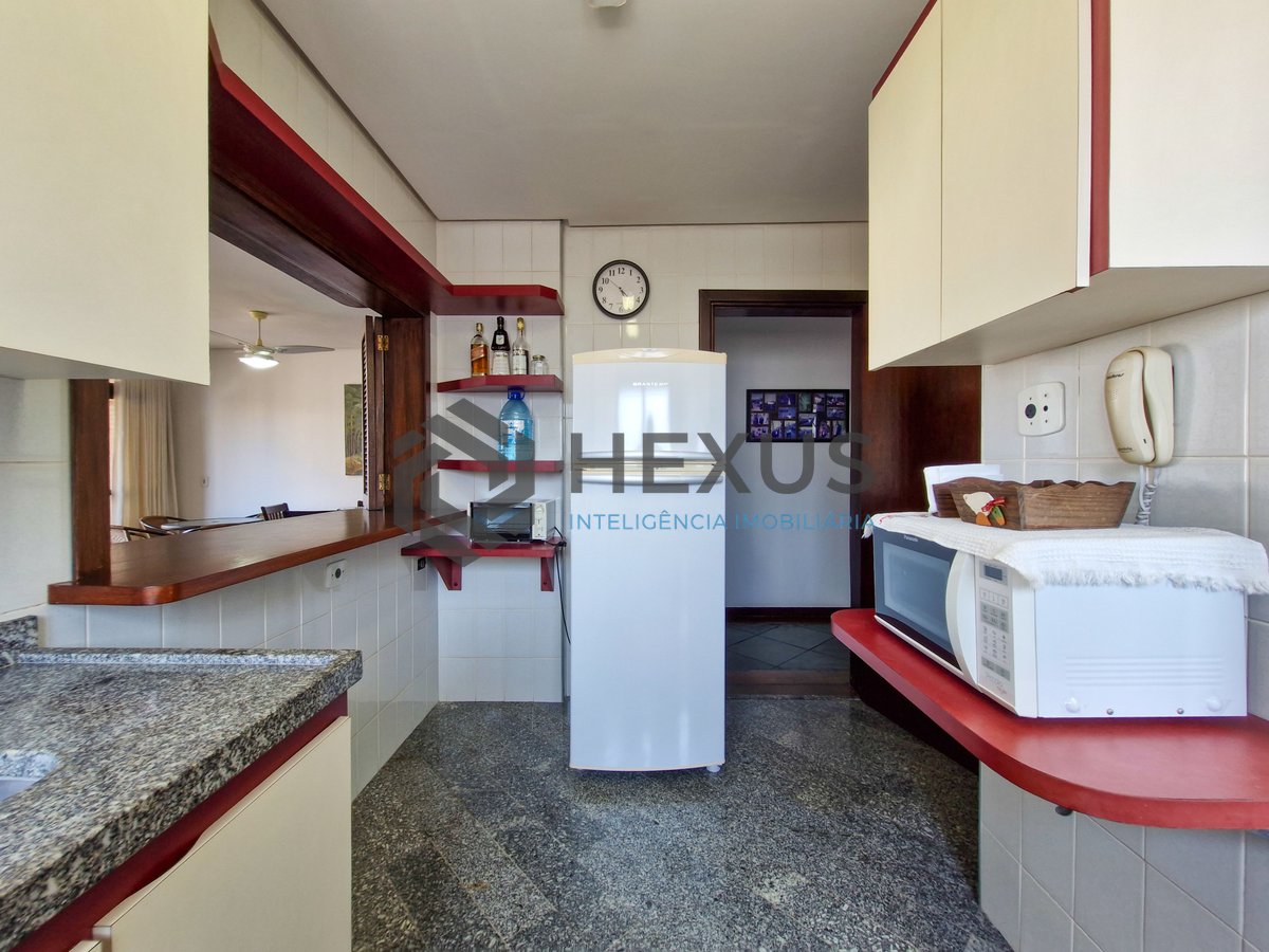 Foto 24 de Apartamento com varanda a 250m da praia nas Pitangueiras, Guarujá