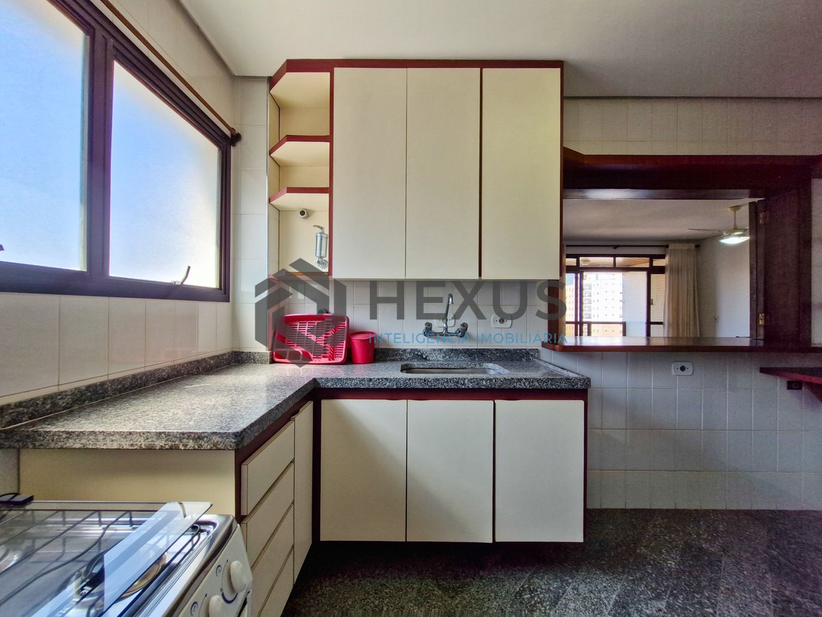 Foto 25 de Apartamento com varanda a 250m da praia nas Pitangueiras, Guarujá