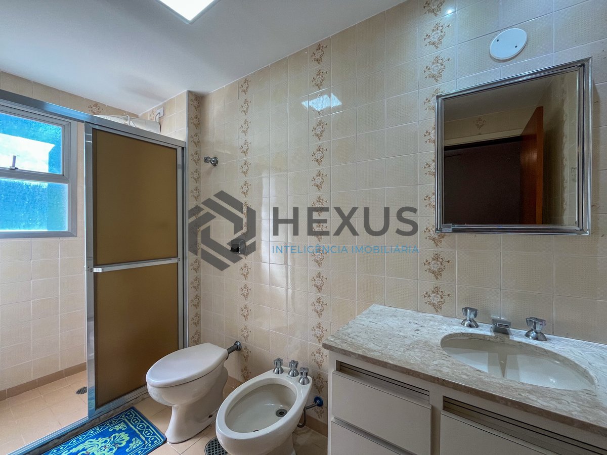 Foto 14 de Apartamento com varanda e lazer na beira mar da praia nas Pitangueiras, Guarujá