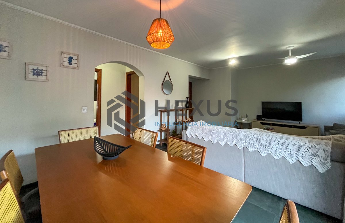 Foto 2 de Apartamento com varanda e lazer a 400m da Praia nas Pitangueiras, Guarujá