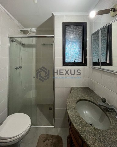 Foto 18 de Apartamento com varanda e lazer a 400m da Praia nas Pitangueiras, Guarujá