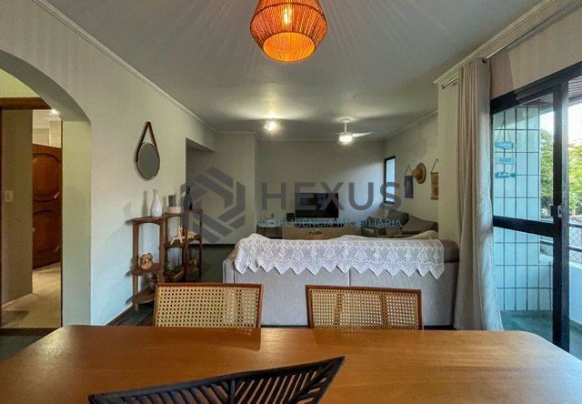 Foto 3 de Apartamento com varanda e lazer a 400m da Praia nas Pitangueiras, Guarujá
