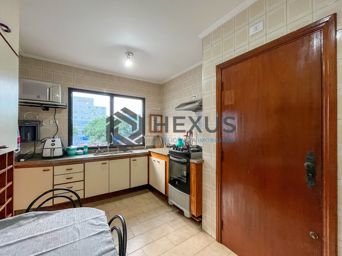 Foto 26 de Apartamento com varanda e lazer a 400m da Praia nas Pitangueiras, Guarujá