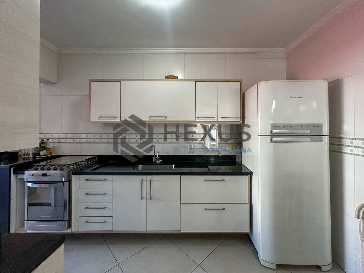 Foto 11 de Apartamento reformado com varanda a 400m da praia na Enseada, Guarujá