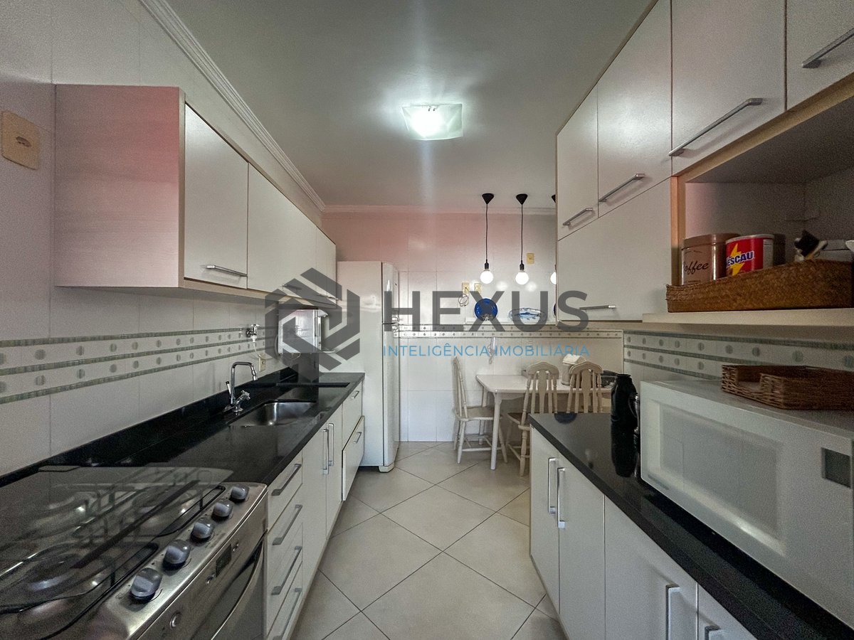 Foto 12 de Apartamento reformado com varanda a 400m da praia na Enseada, Guarujá