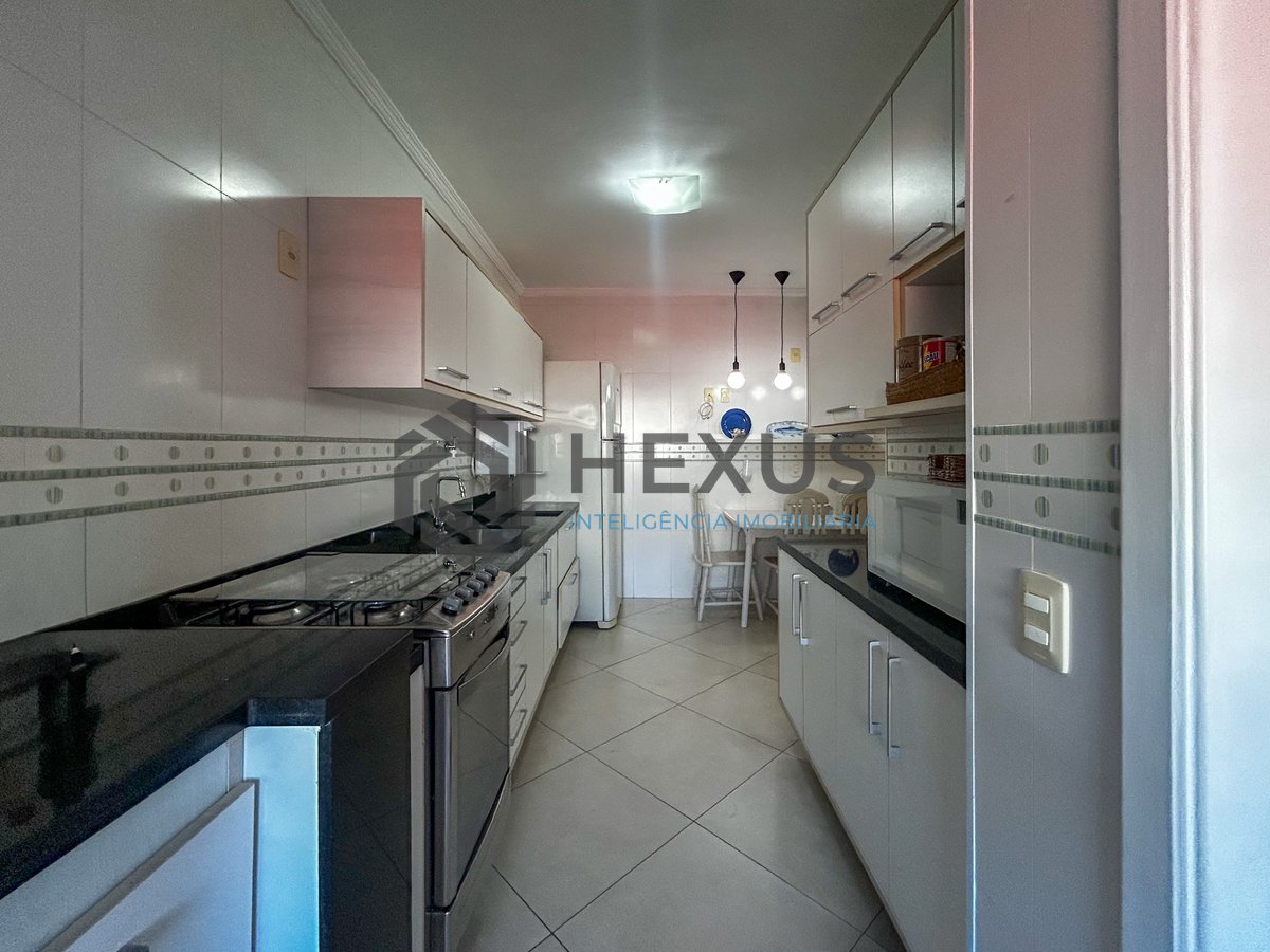 Foto 13 de Apartamento reformado com varanda a 400m da praia na Enseada, Guarujá