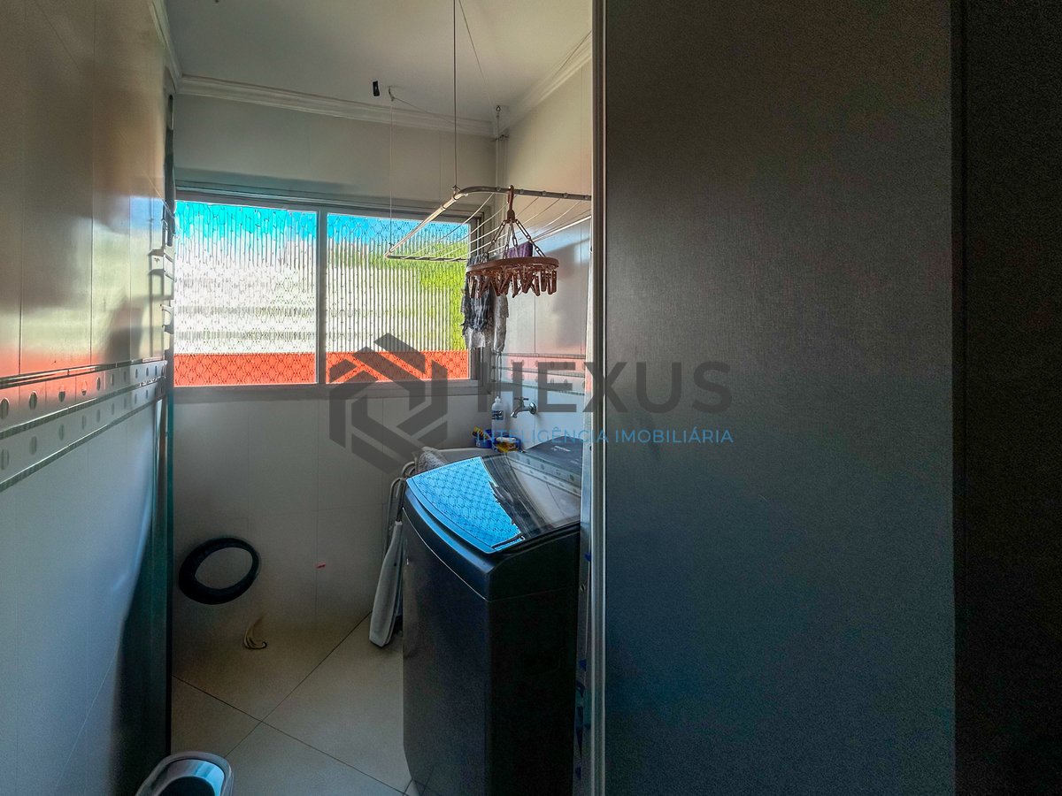 Foto 14 de Apartamento reformado com varanda a 400m da praia na Enseada, Guarujá