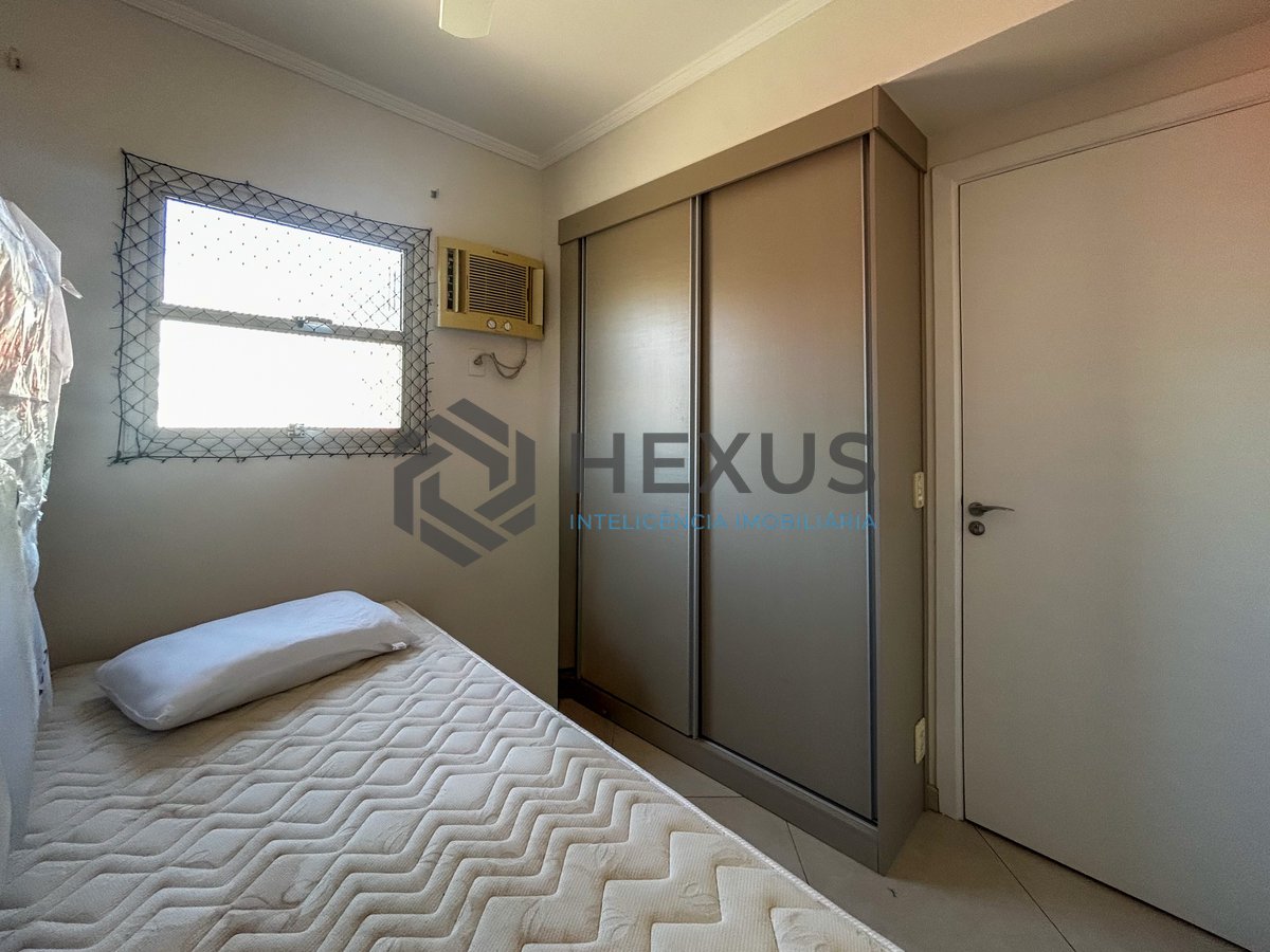 Foto 16 de Apartamento reformado com varanda a 400m da praia na Enseada, Guarujá