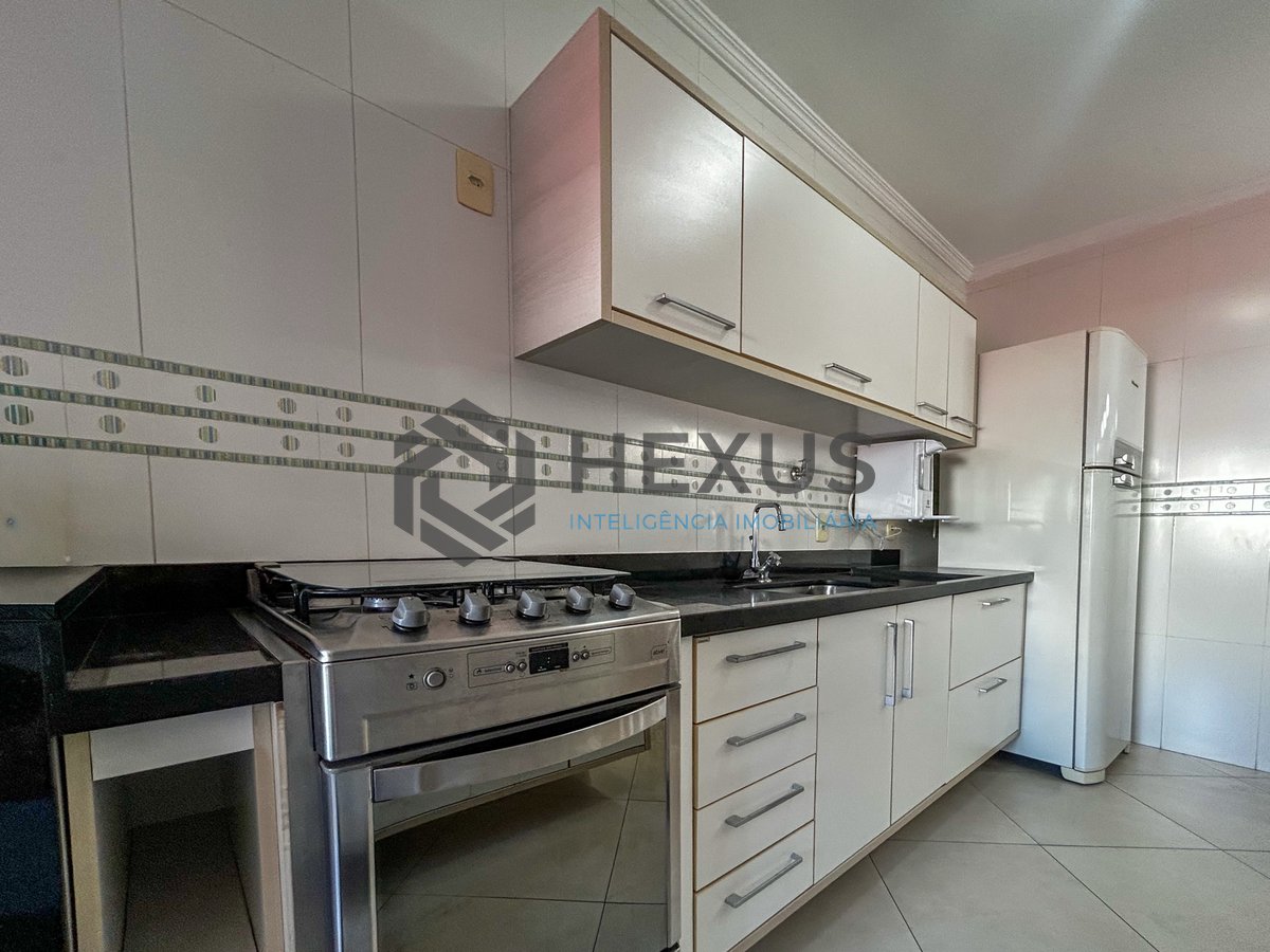 Foto 20 de Apartamento reformado com varanda a 400m da praia na Enseada, Guarujá
