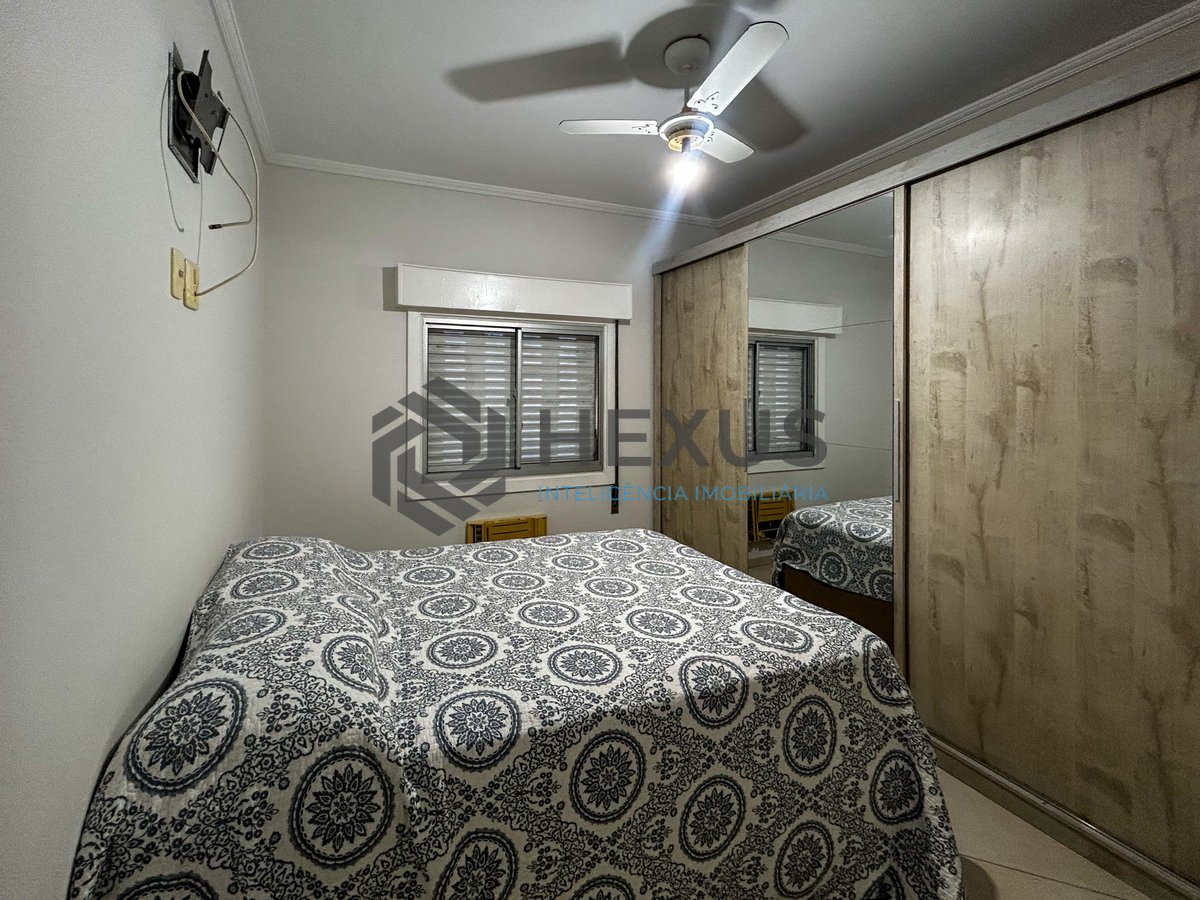 Foto 21 de Apartamento reformado com varanda a 400m da praia na Enseada, Guarujá