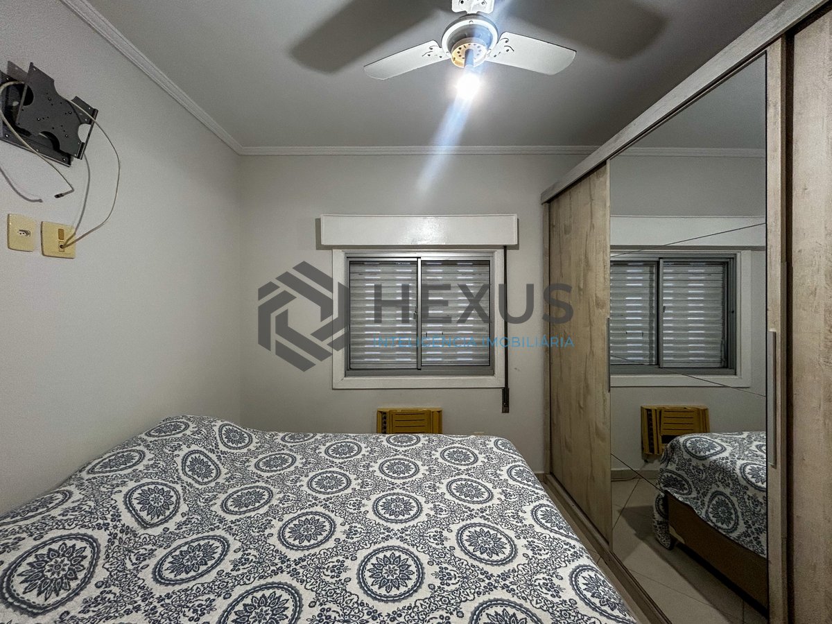 Foto 22 de Apartamento reformado com varanda a 400m da praia na Enseada, Guarujá