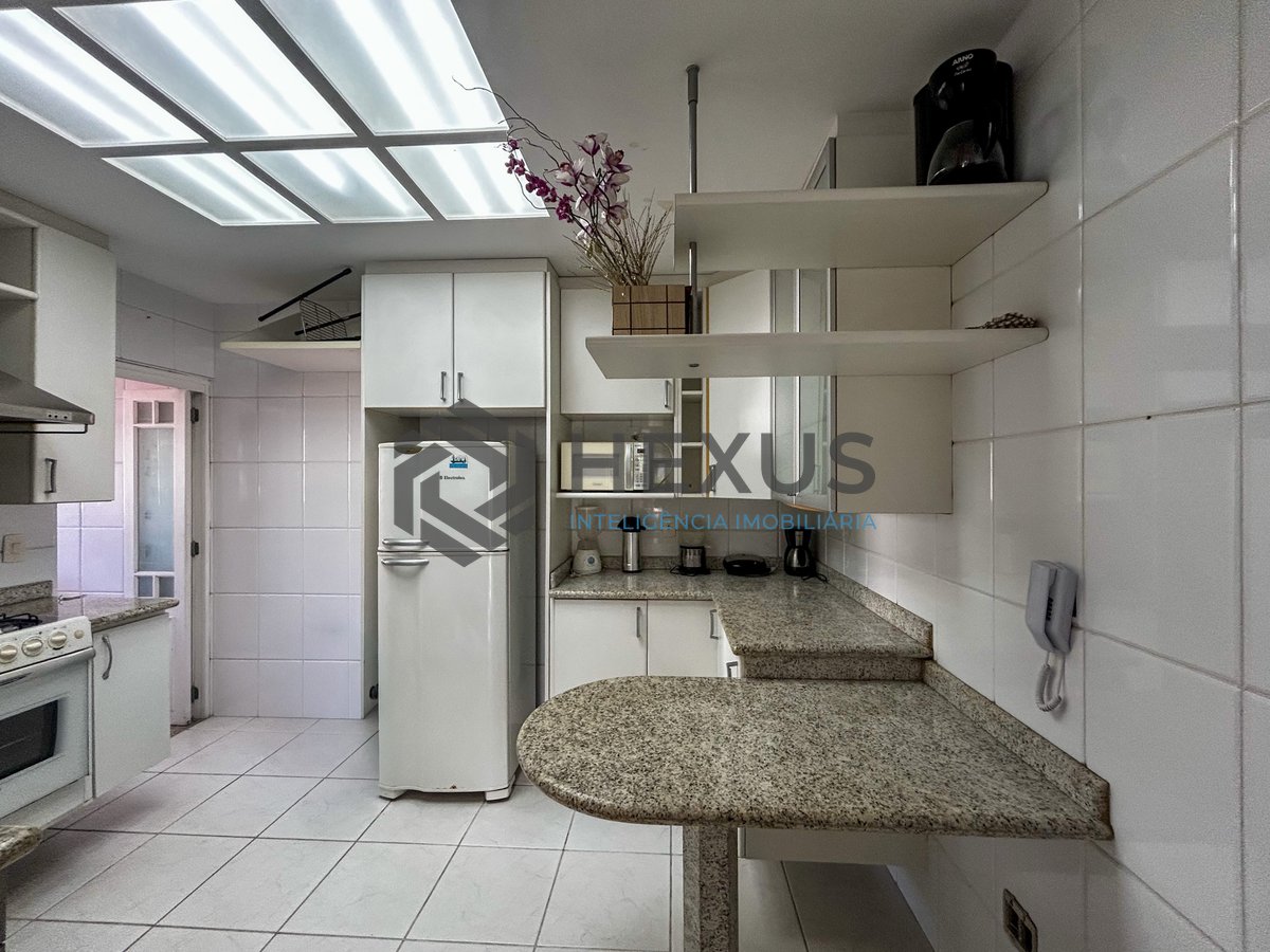 Foto 5 de Apartamento com varanda e lazer a 400m da praia na Enseada, Guarujá