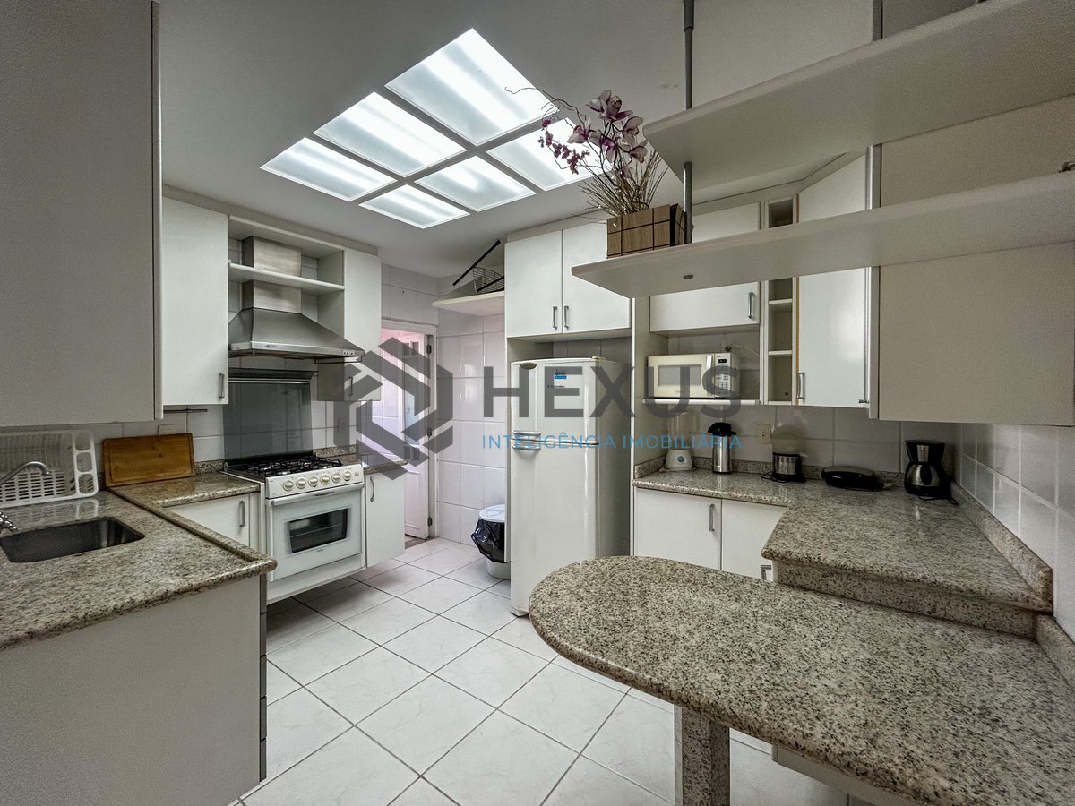 Foto 6 de Apartamento com varanda e lazer a 400m da praia na Enseada, Guarujá