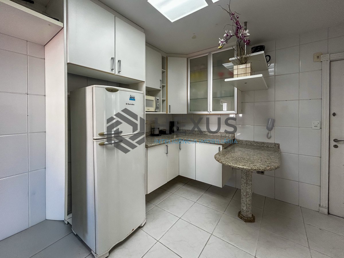 Foto 9 de Apartamento com varanda e lazer a 400m da praia na Enseada, Guarujá
