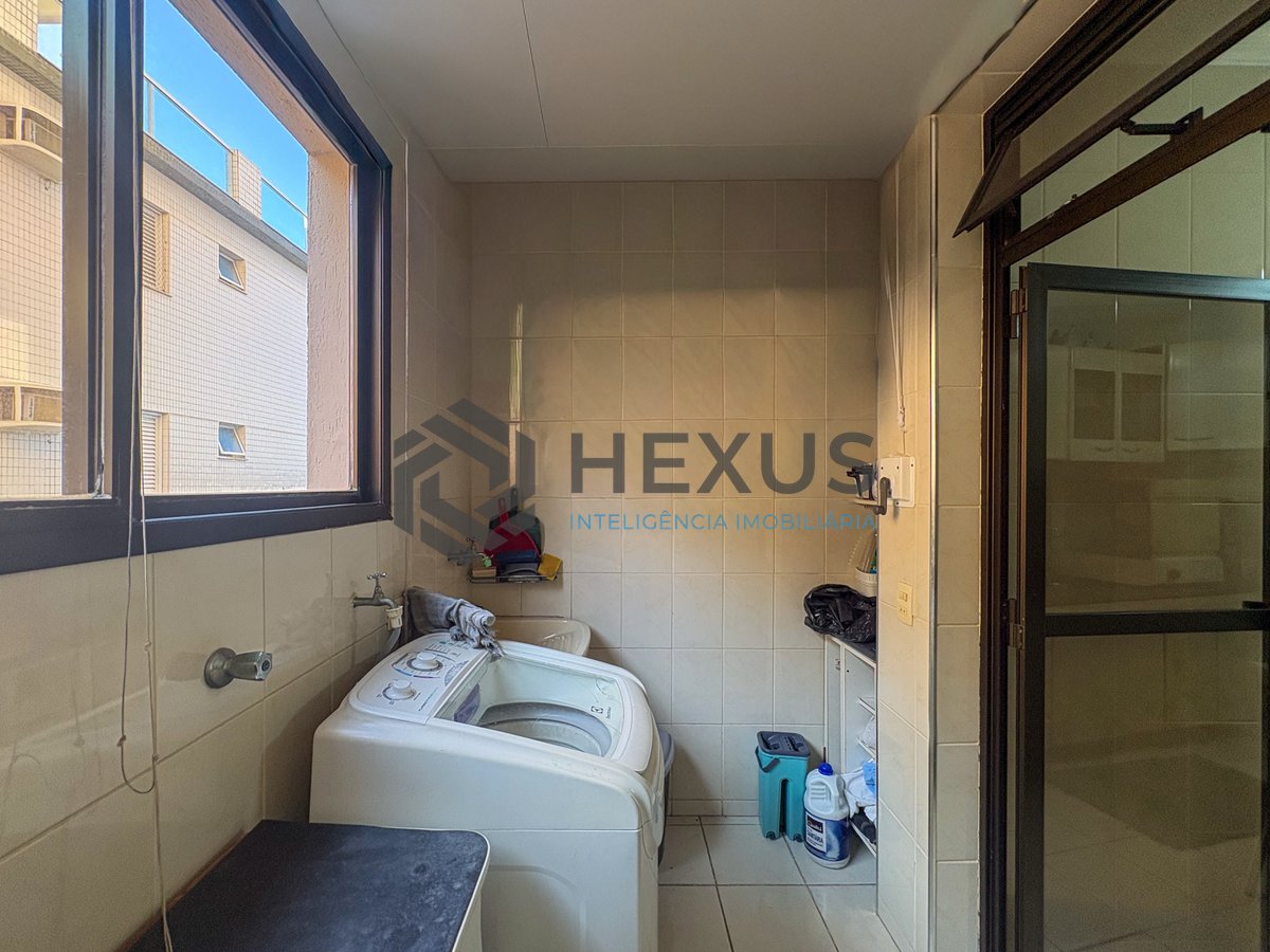Foto 28 de Apartamento com varanda vista mar a 50m da praia na Enseada, Guarujá