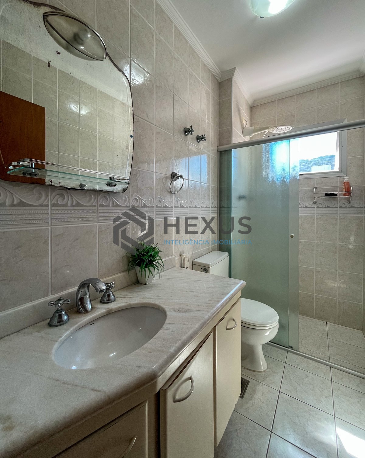 Foto 17 de Apartamento com varanda vista mar a 1 quadra da praia nas Pitangueiras, Guarujá
