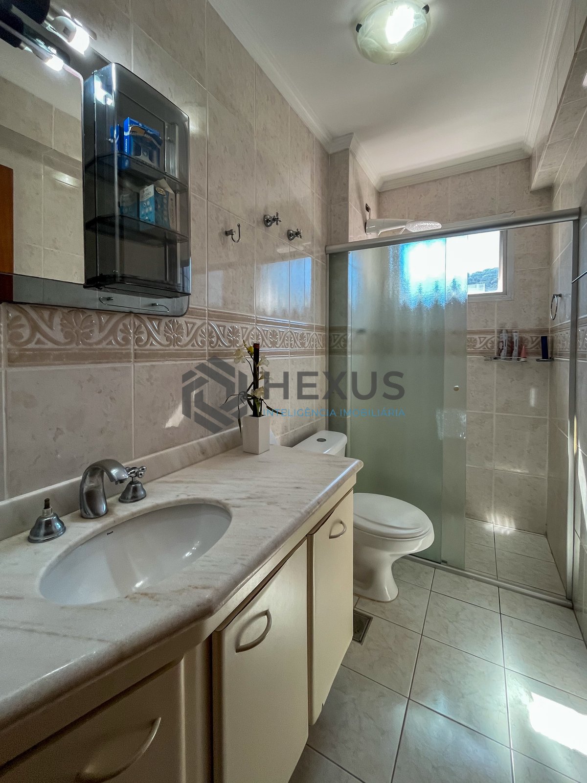 Foto 25 de Apartamento com varanda vista mar a 1 quadra da praia nas Pitangueiras, Guarujá