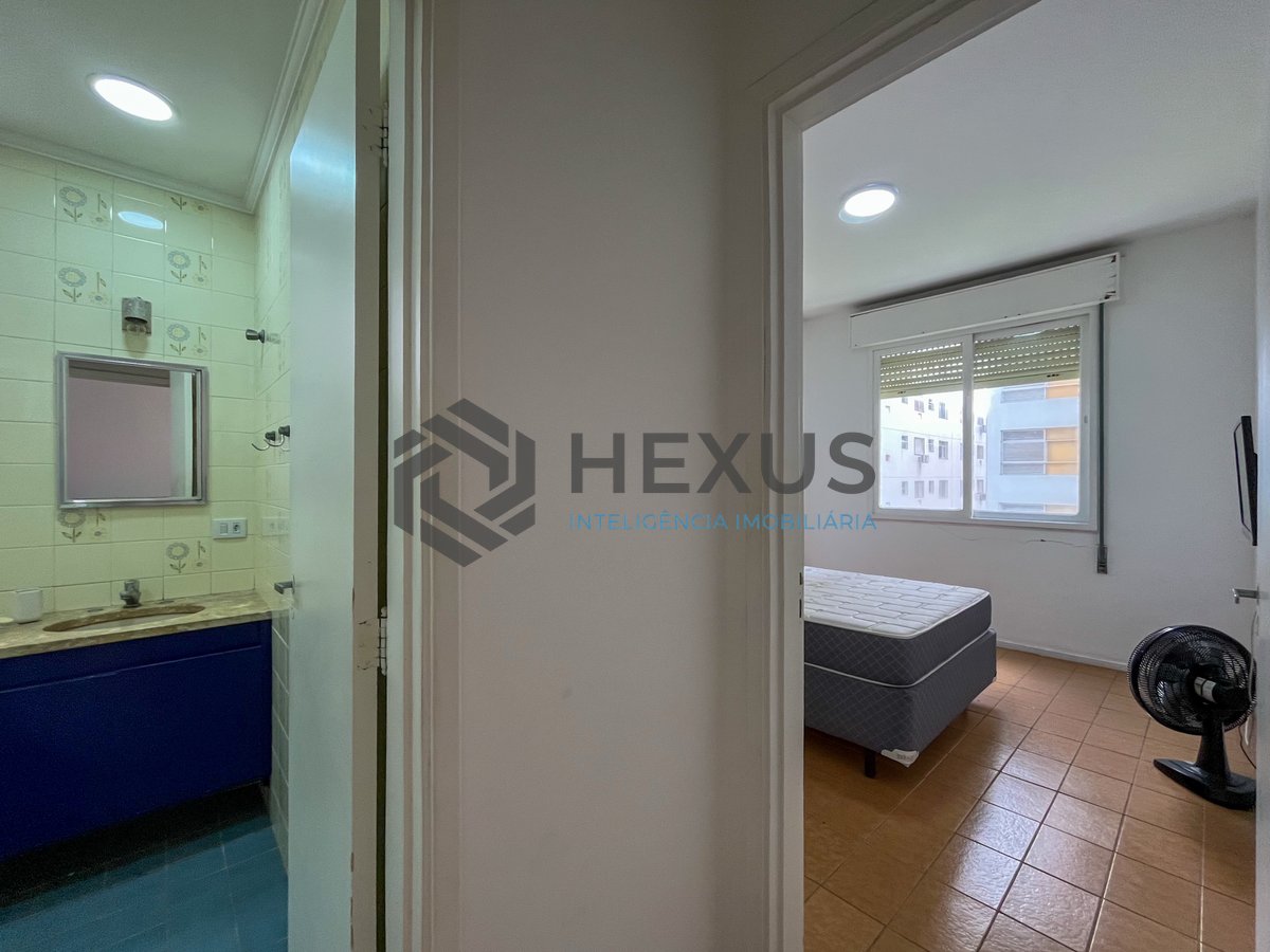Foto 16 de Apartamento com varanda vista mar a 80m da praia nas Pitangueiras, Guarujá