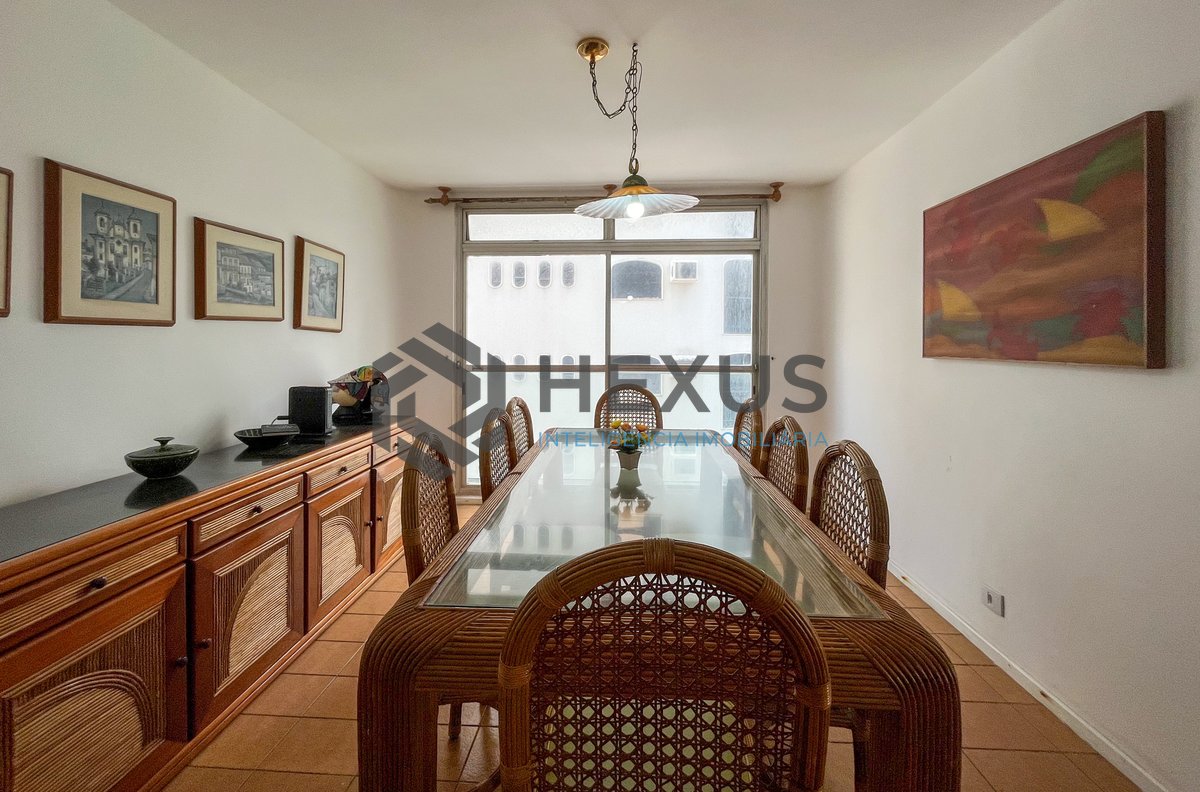 Foto 3 de Apartamento com varanda vista mar a 80m da praia nas Pitangueiras, Guarujá