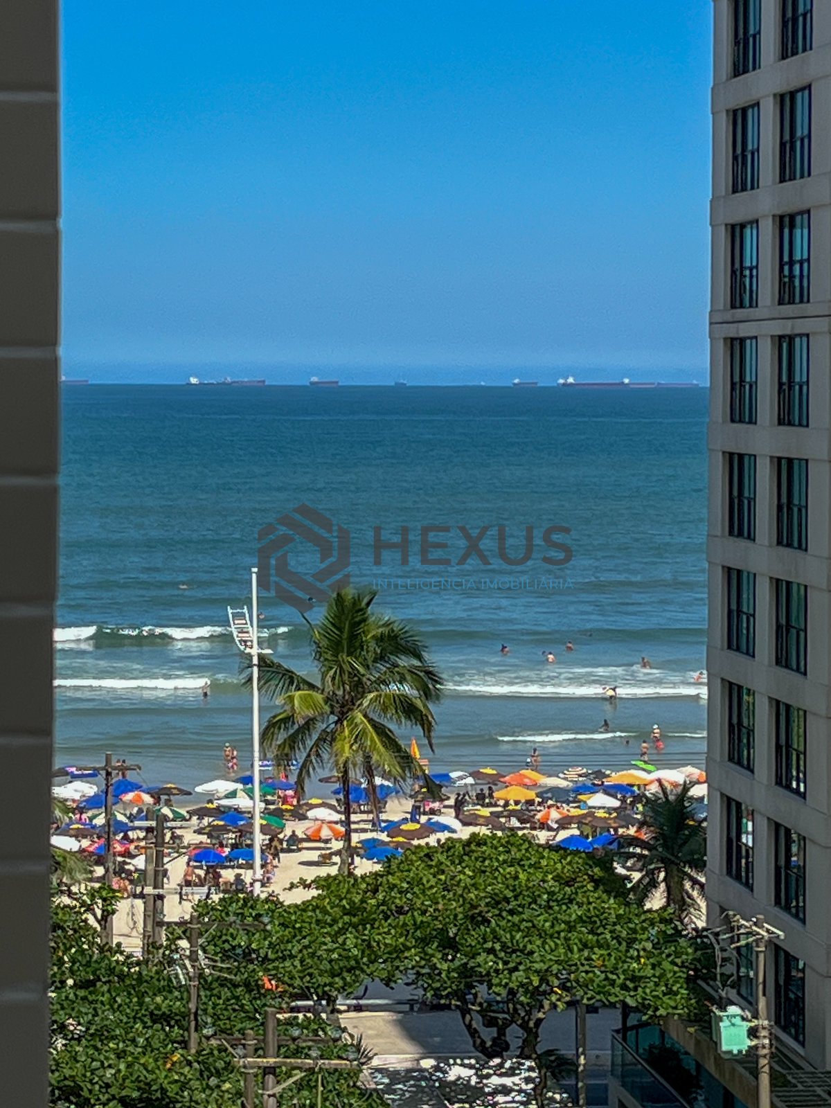 Foto 21 de Apartamento com varanda vista mar a 80m da praia nas Pitangueiras, Guarujá