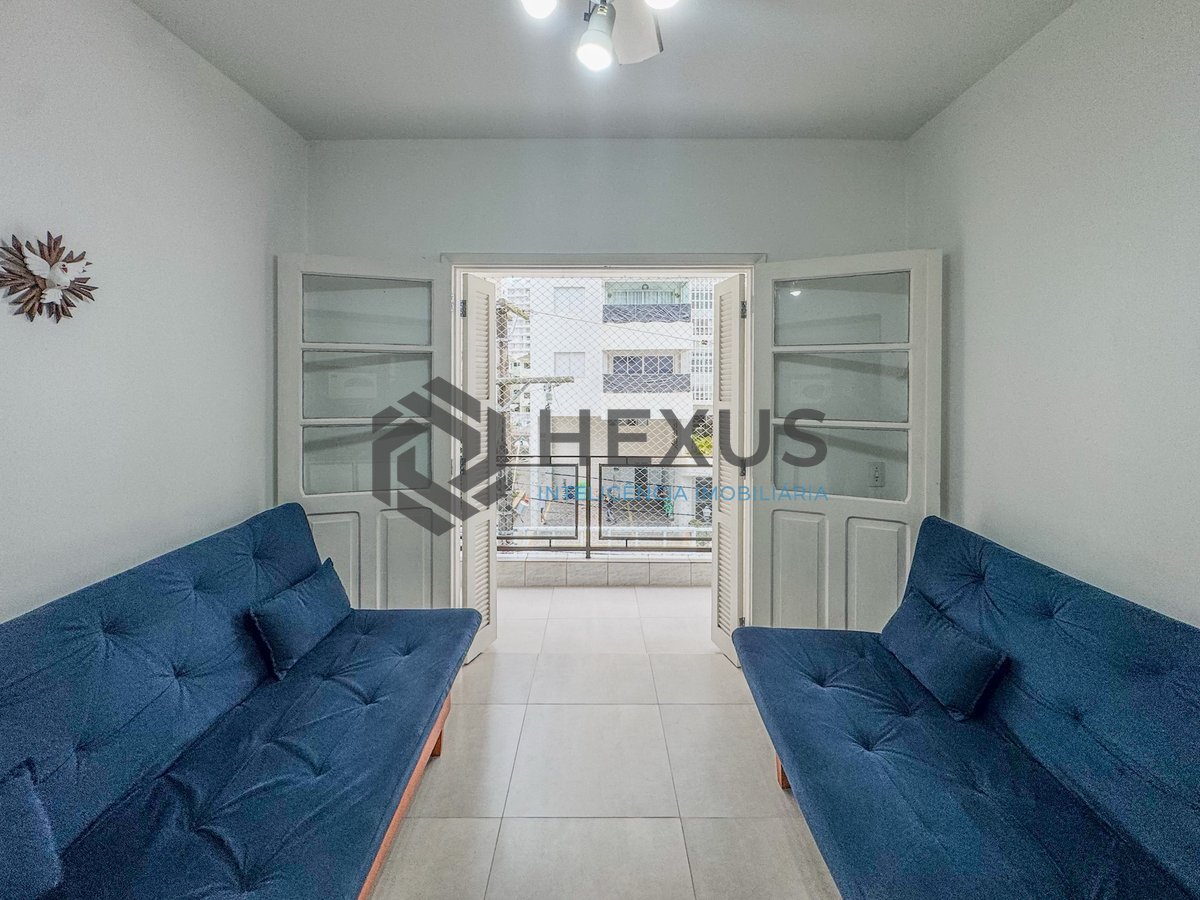 Foto 2 de Apartamento reformado com varanda a 300m da praia no Jardim Astúrias, Guarujá