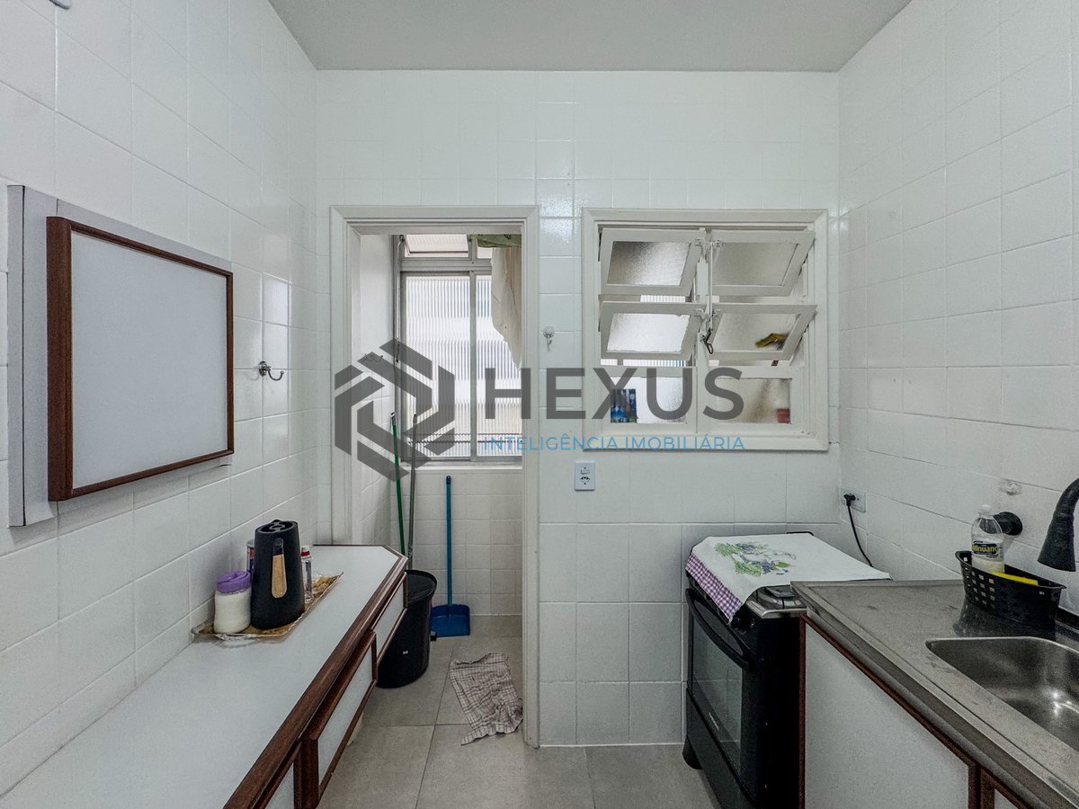 Foto 12 de Apartamento reformado com varanda a 300m da praia no Jardim Astúrias, Guarujá