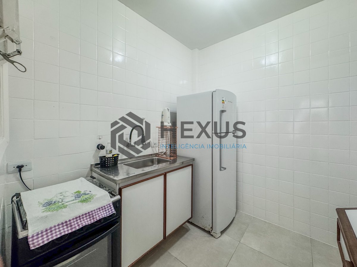 Foto 15 de Apartamento reformado com varanda a 300m da praia no Jardim Astúrias, Guarujá