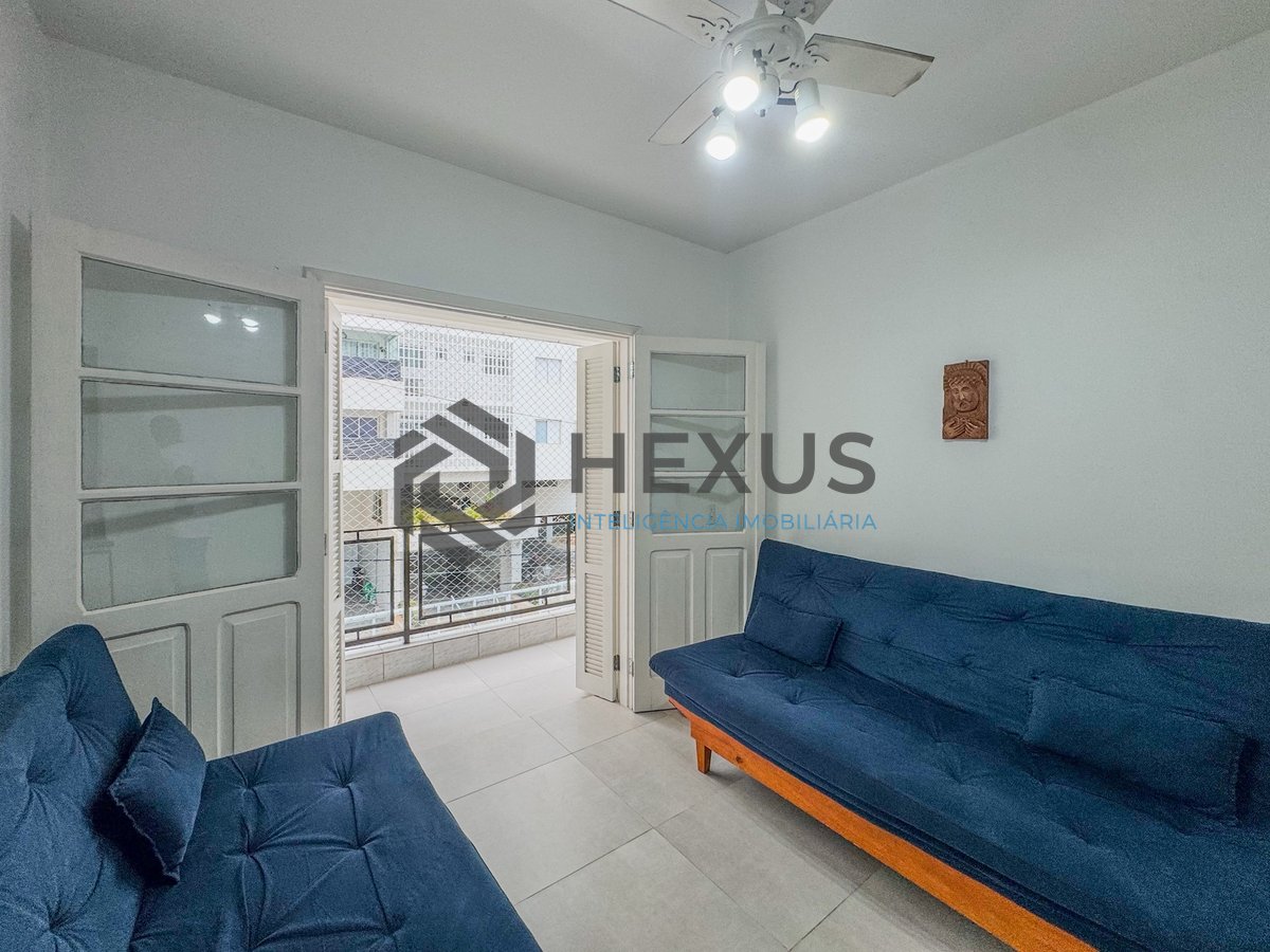 Foto 3 de Apartamento reformado com varanda a 300m da praia no Jardim Astúrias, Guarujá