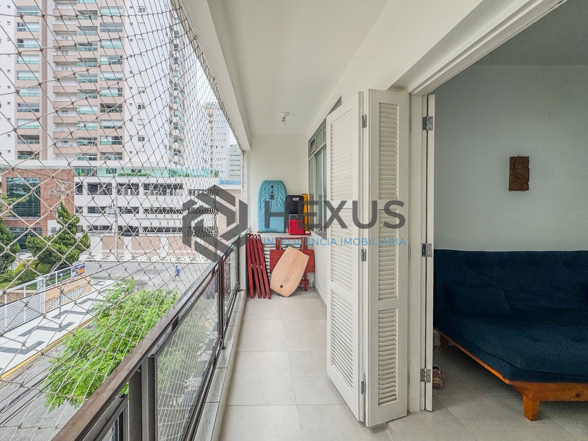 Foto 7 de Apartamento reformado com varanda a 300m da praia no Jardim Astúrias, Guarujá