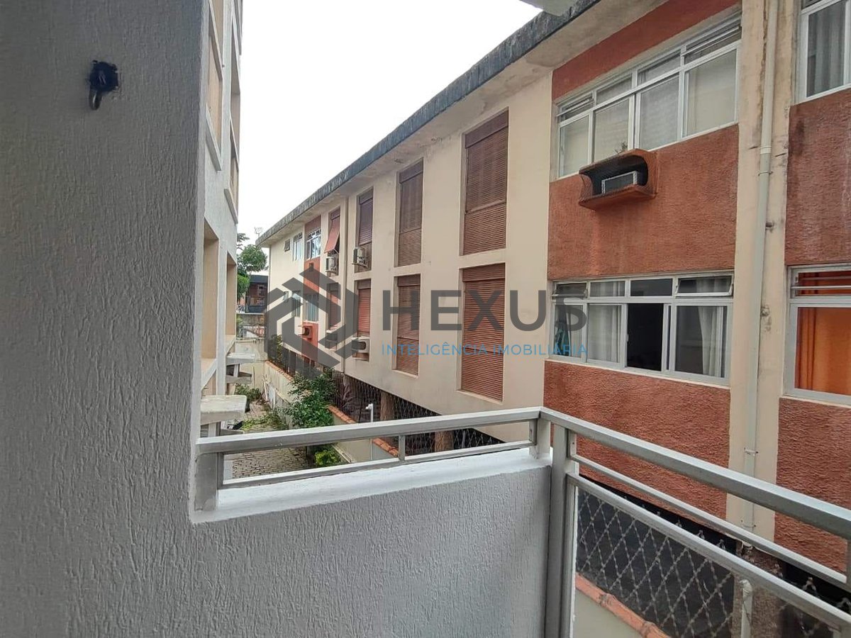 Foto 5 de Apartamento reformado com varanda e lazer a 100m da praia na Enseada, Guarujá