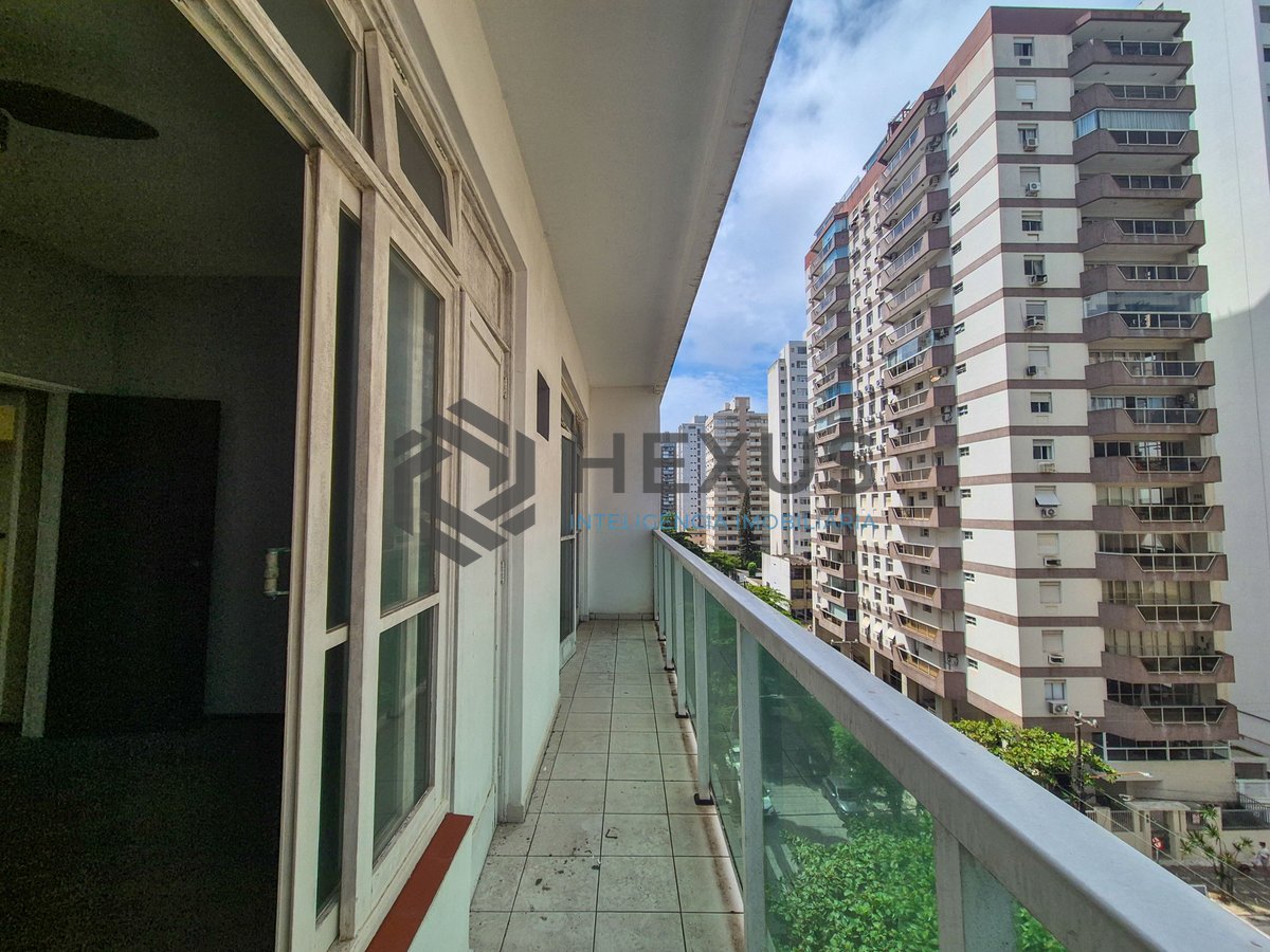 Foto 2 de Apartamento com varanda vista mar a 1 quadra do mar da praia nas Pitangueiras, Guarujá