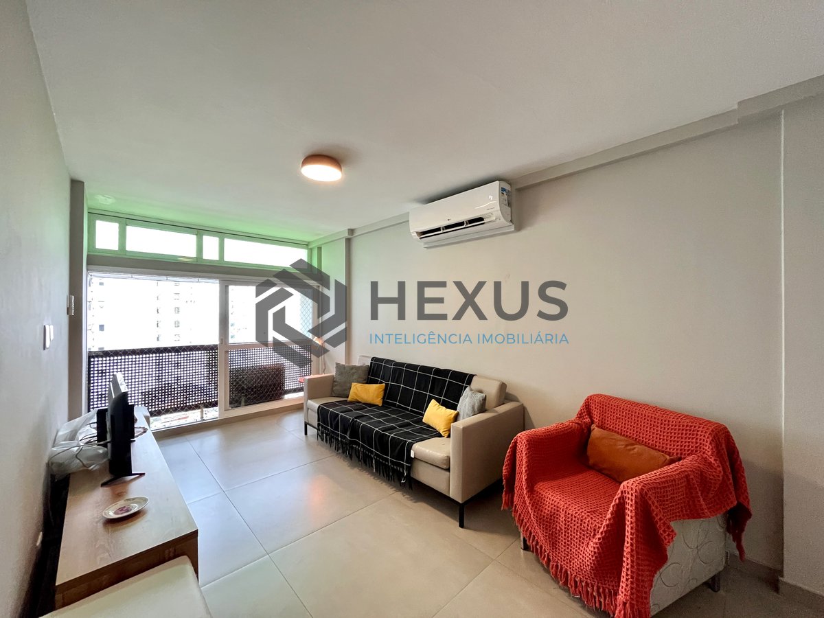 Foto 3 de Apartamento com varanda a 1 quadra do mar nas Pitangueiras, Guarujá