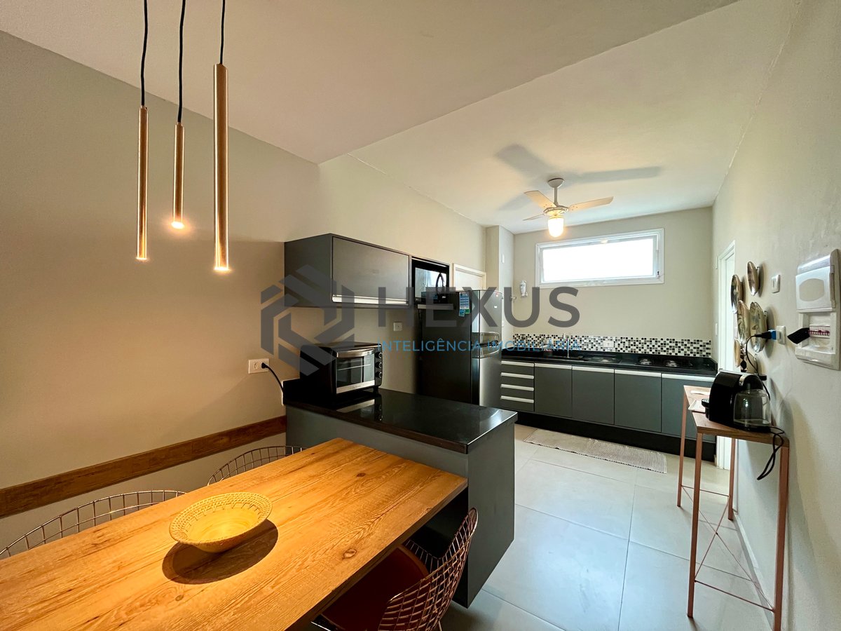 Foto 6 de Apartamento com varanda a 1 quadra do mar nas Pitangueiras, Guarujá