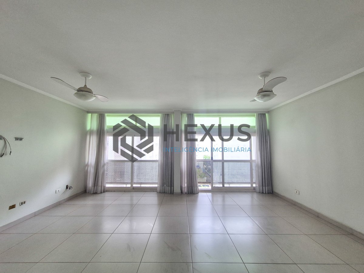 Foto 2 de Apartamento com varanda a 1 quadra do mar nas Pitangueiras, Guarujá