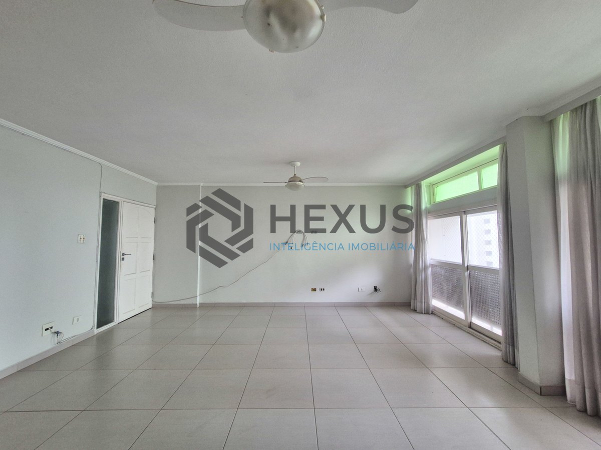 Foto 3 de Apartamento com varanda a 1 quadra do mar nas Pitangueiras, Guarujá
