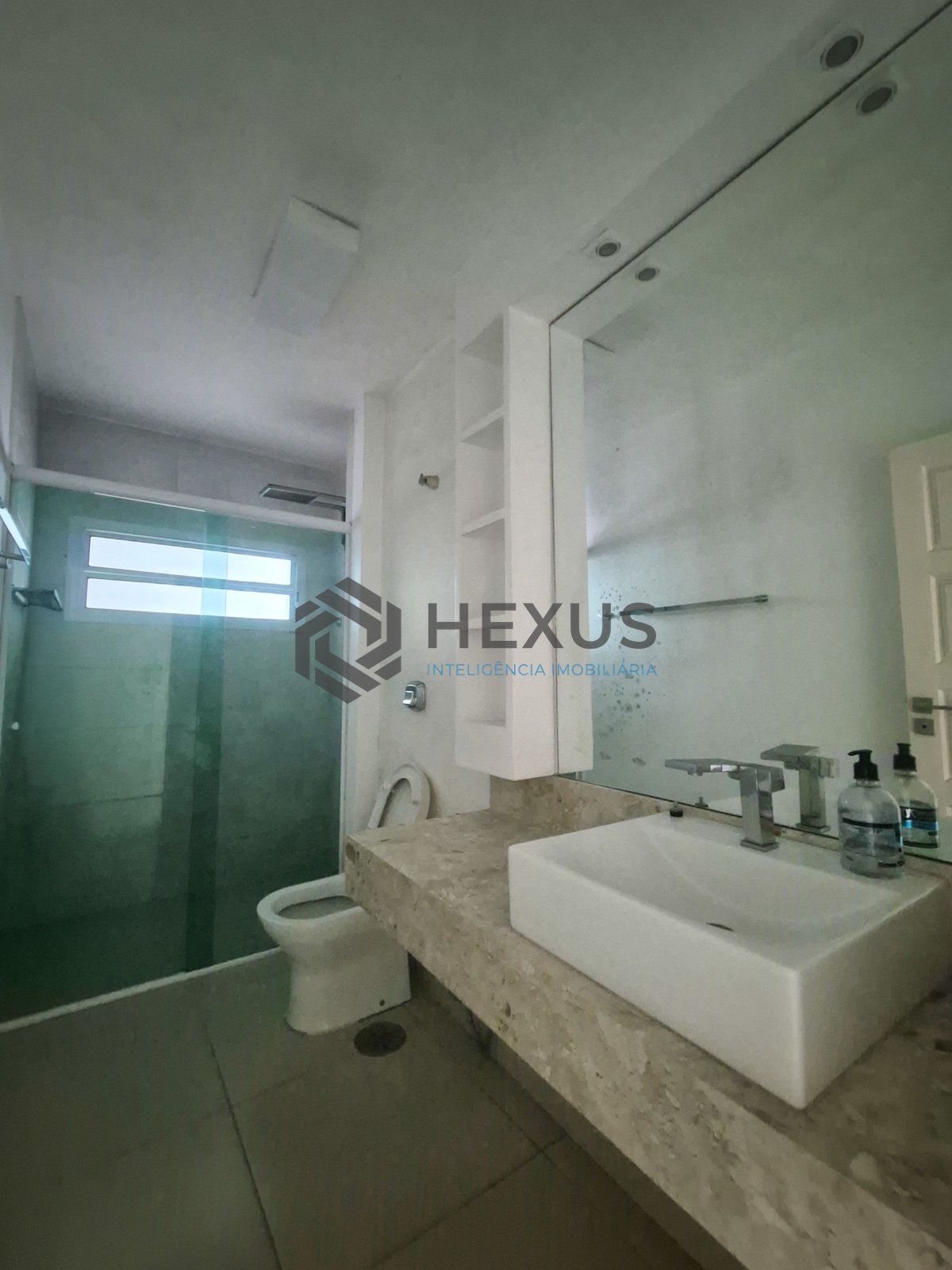Foto 6 de Apartamento com varanda a 1 quadra do mar nas Pitangueiras, Guarujá
