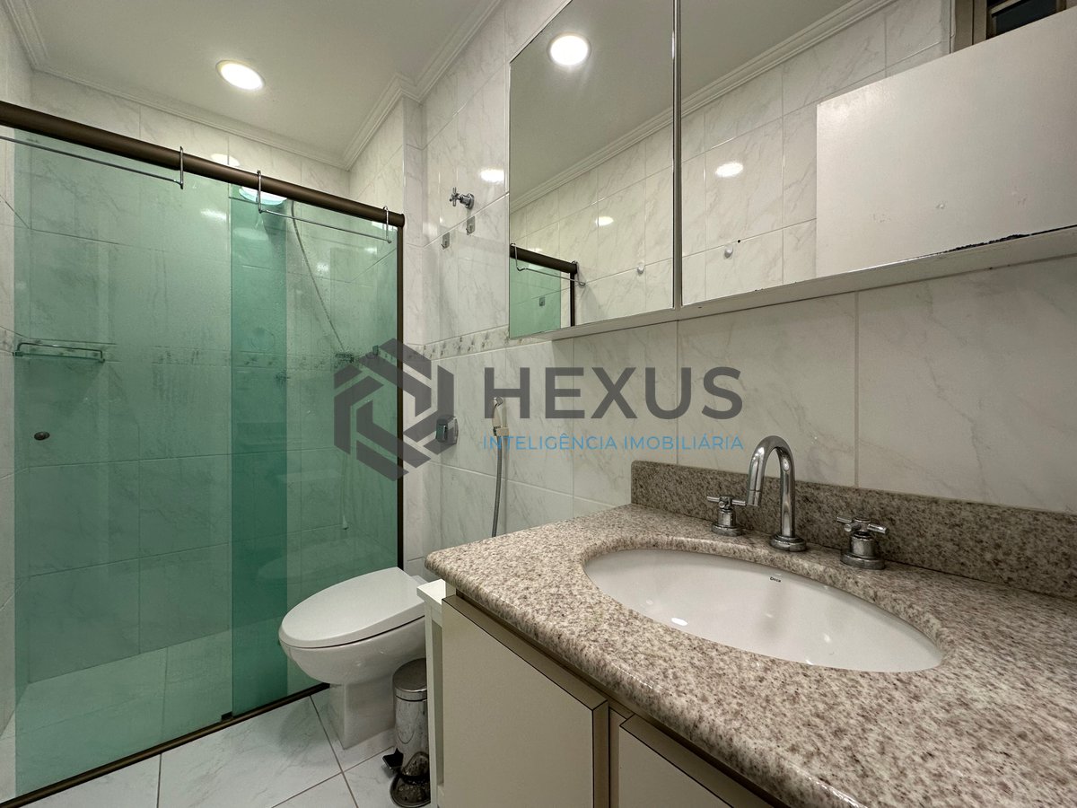Foto 18 de Apartamento com varanda a 250m da praia na Enseada, Guarujá