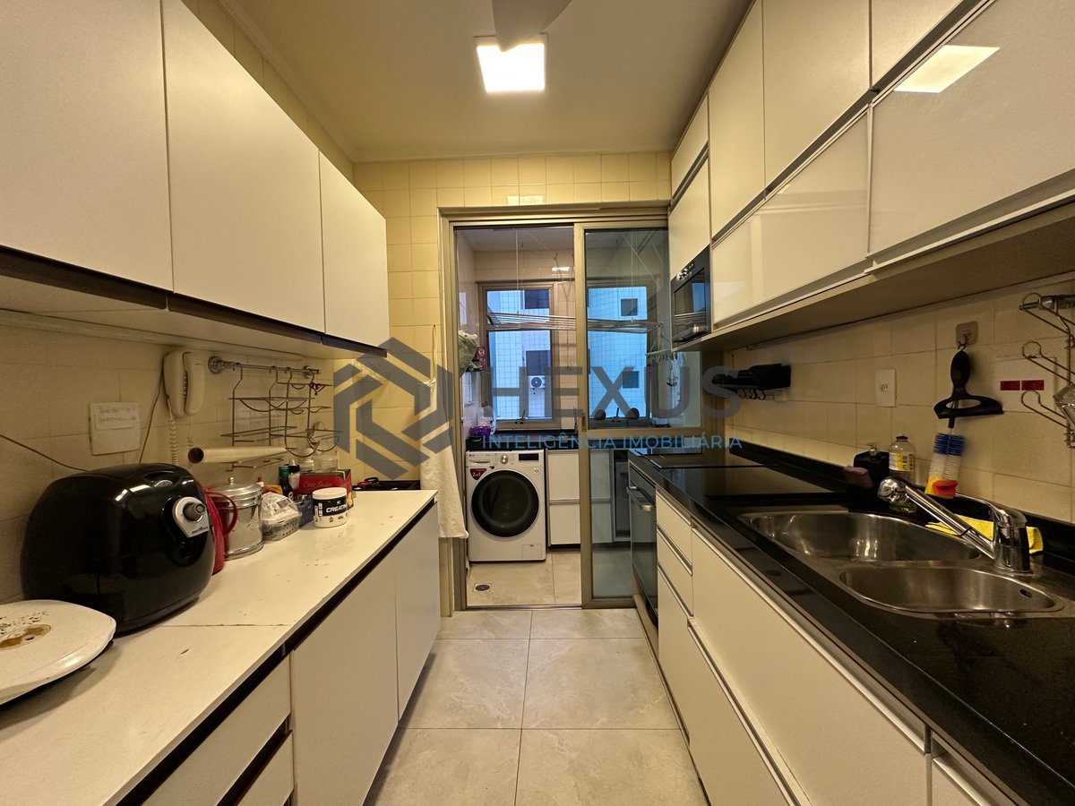 Foto 20 de Apartamento com varanda a 250m da praia na Enseada, Guarujá