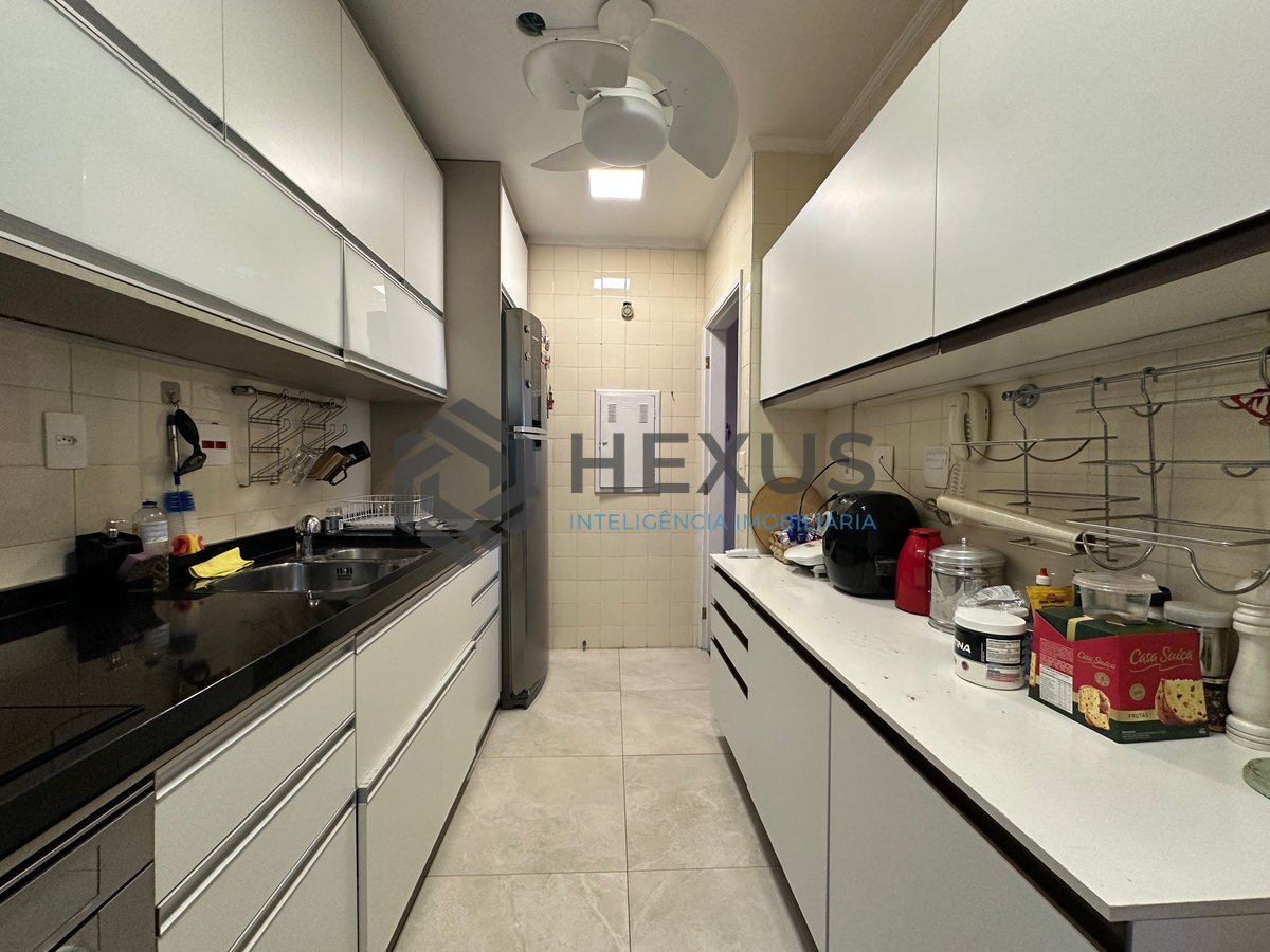 Foto 21 de Apartamento com varanda a 250m da praia na Enseada, Guarujá